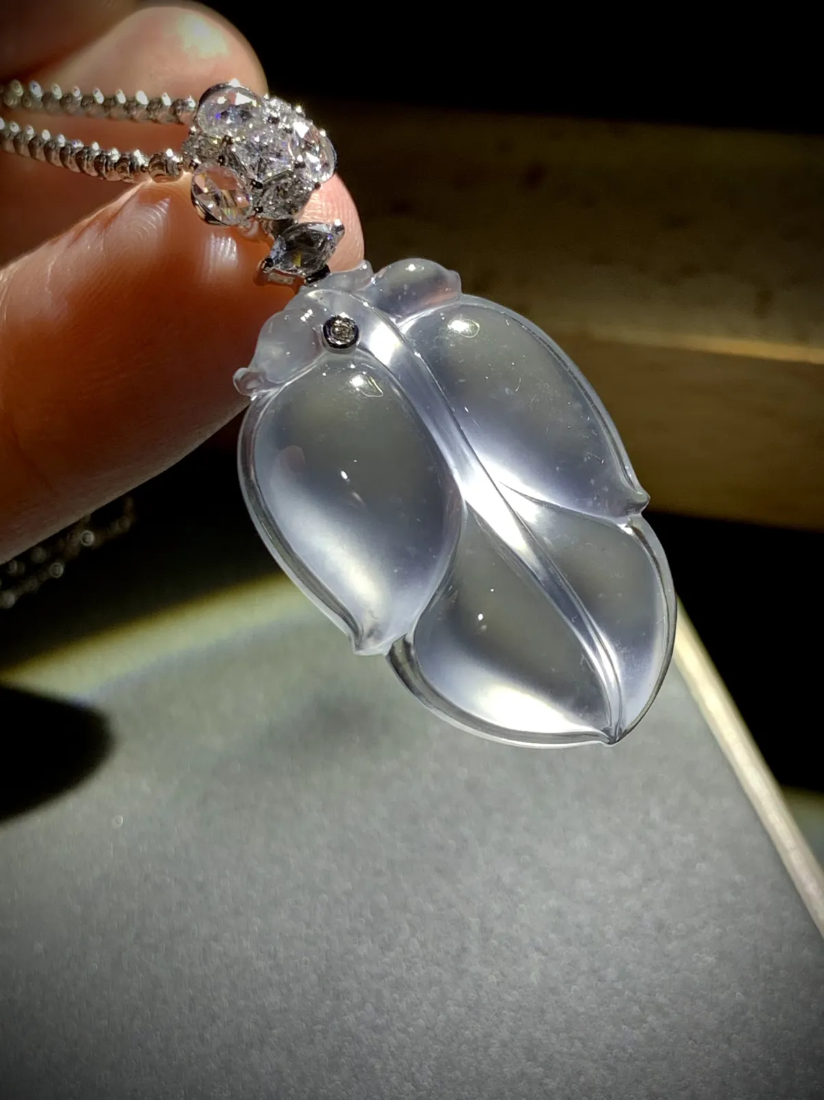 高质量茅台白玻璃种树叶，
裸石31-21.5-6.8mm，
18K金，南非钻，8.15g，不配链