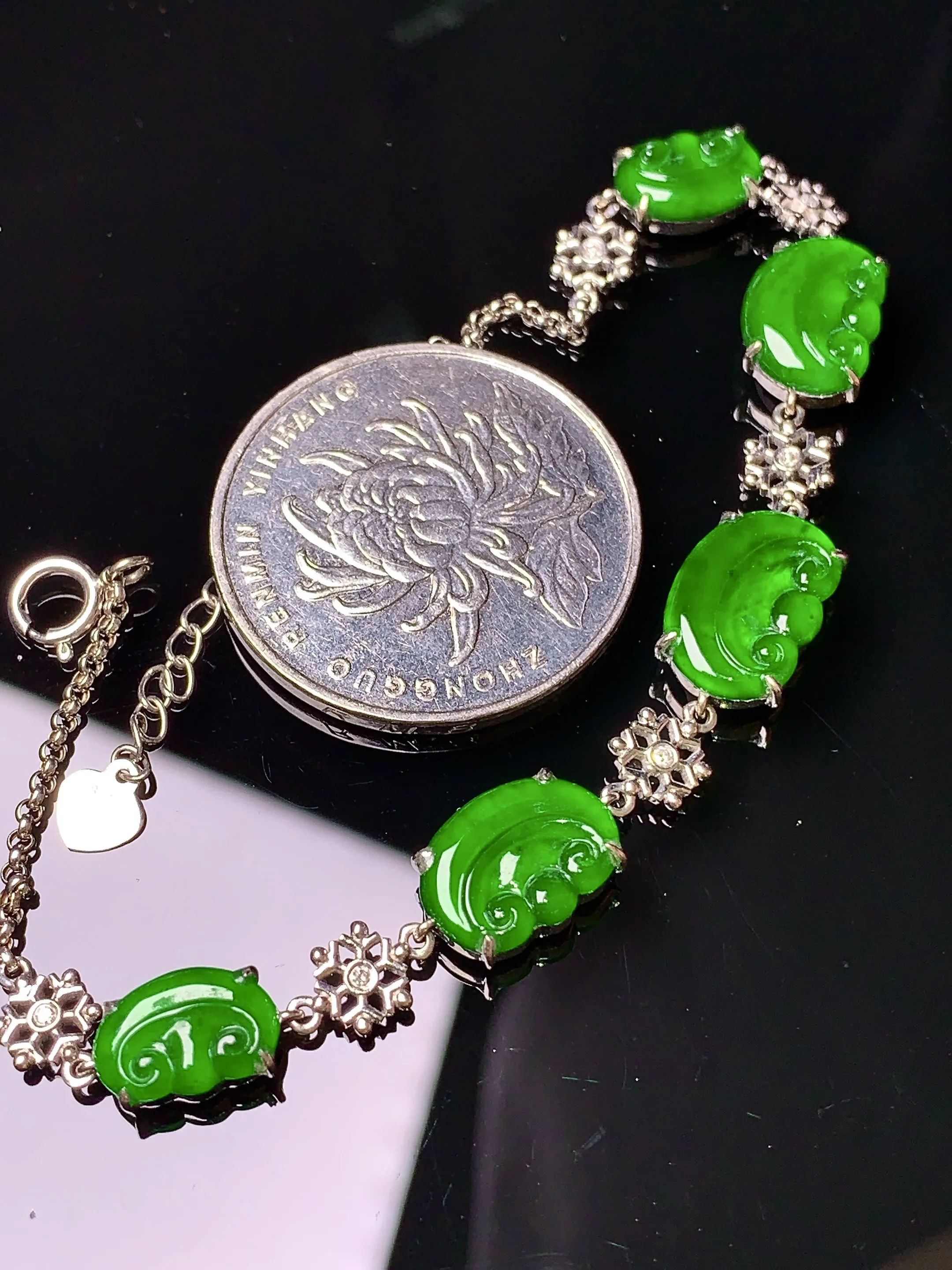 18k金钻镶嵌满绿如意手链 玉质细腻 色泽清新艳丽 整体尺寸98*8.3*4