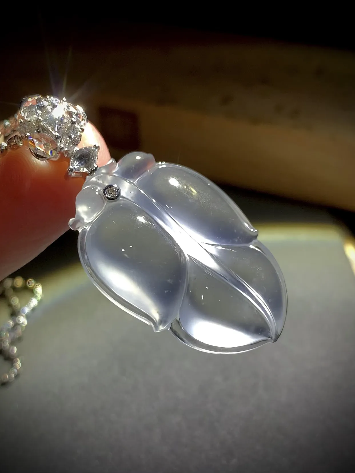 高质量茅台白玻璃种树叶，
裸石31-21.5-6.8mm，
18K金，南非钻，8.15g，不配链