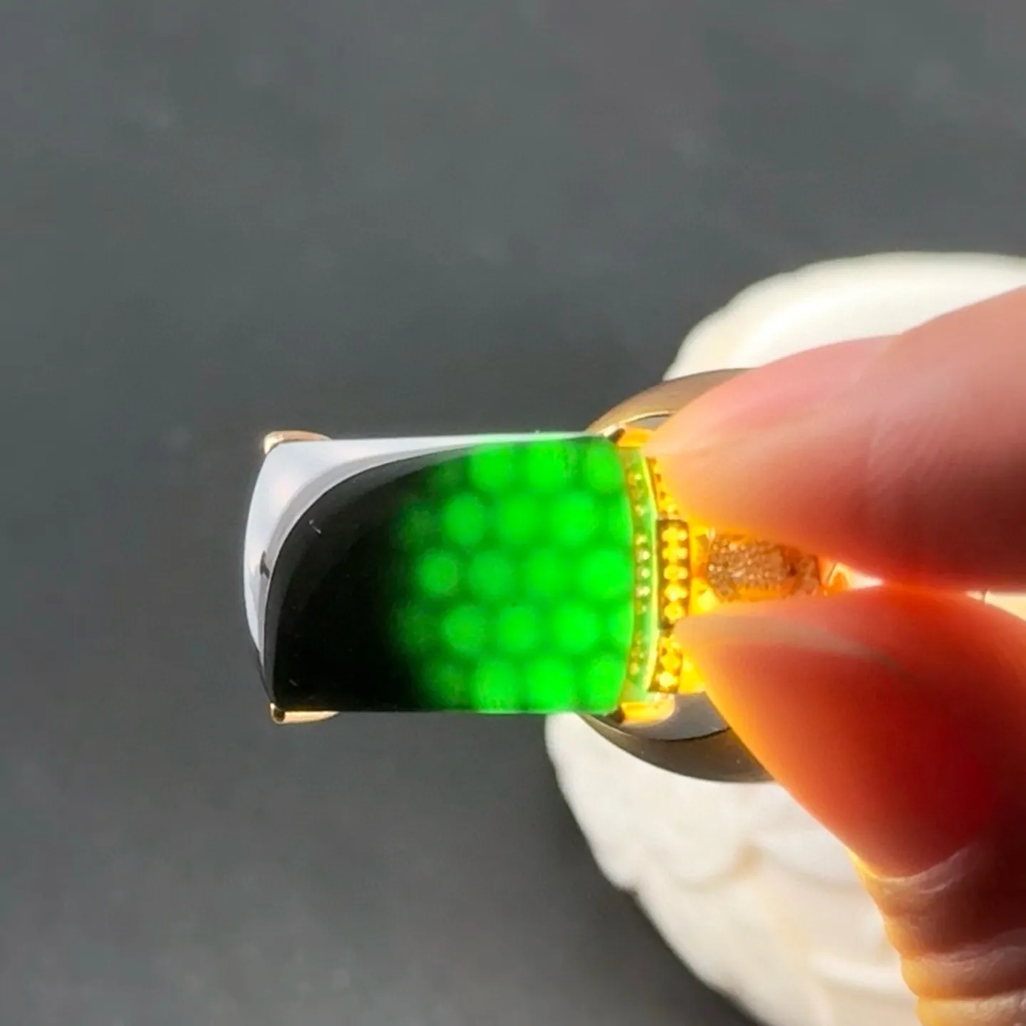 精品18k墨翠马鞍吊坠 种好色正 黑度极好 打灯通透 油性十足 尺寸29.2