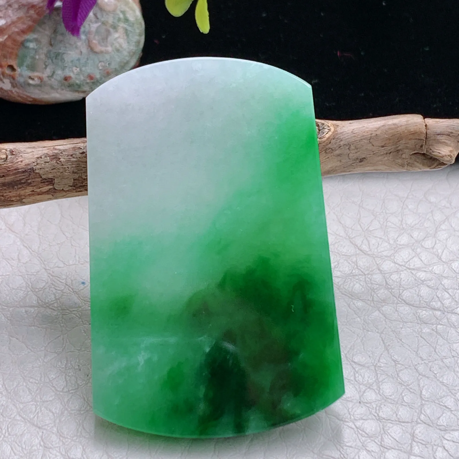 zzx自然光49.2*32.2*4天然缅甸翡翠辣绿平安无事牌玉吊坠 玉挂件