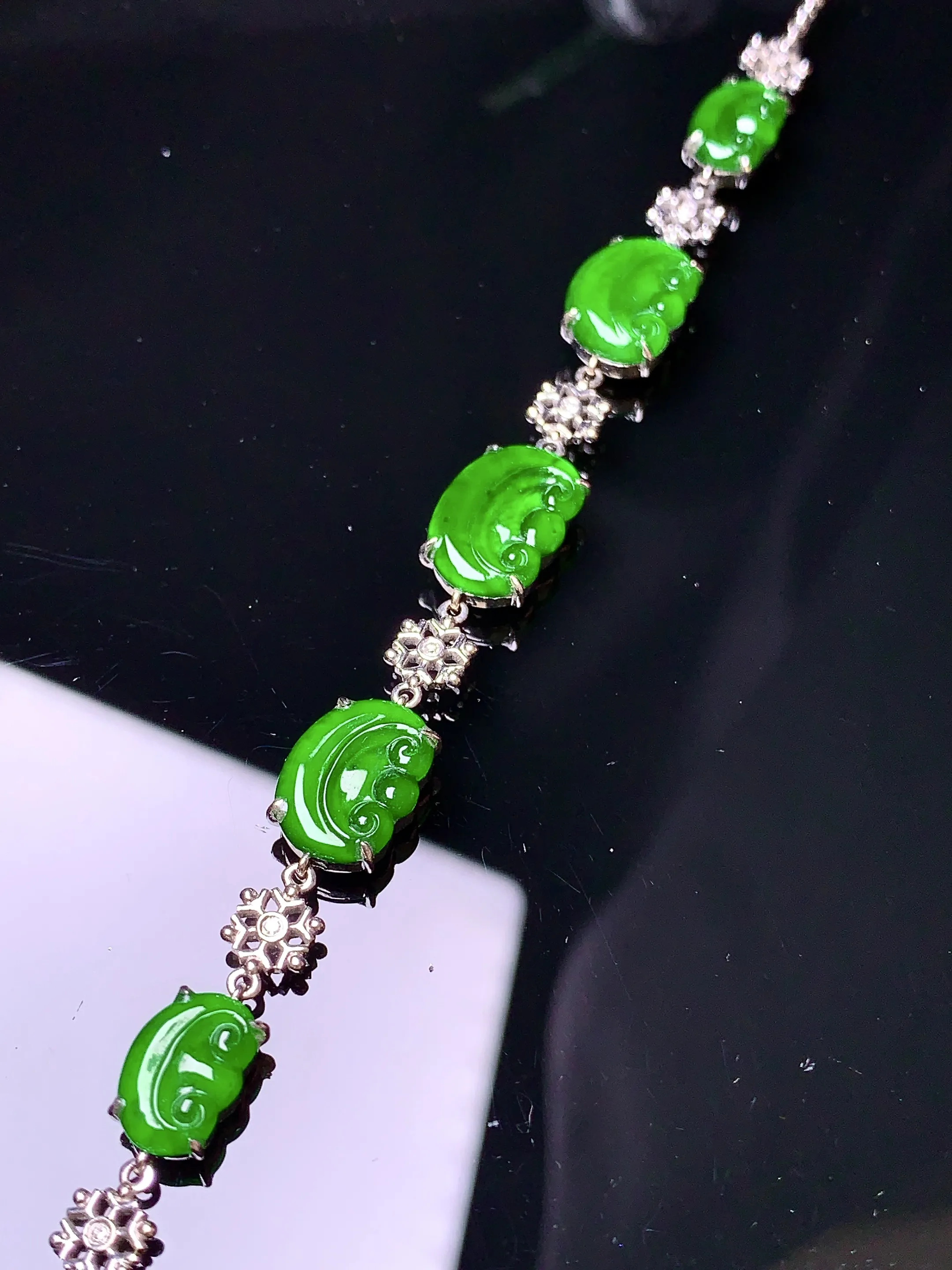 18k金钻镶嵌满绿如意手链 玉质细腻 色泽清新艳丽 整体尺寸98*8.3*4