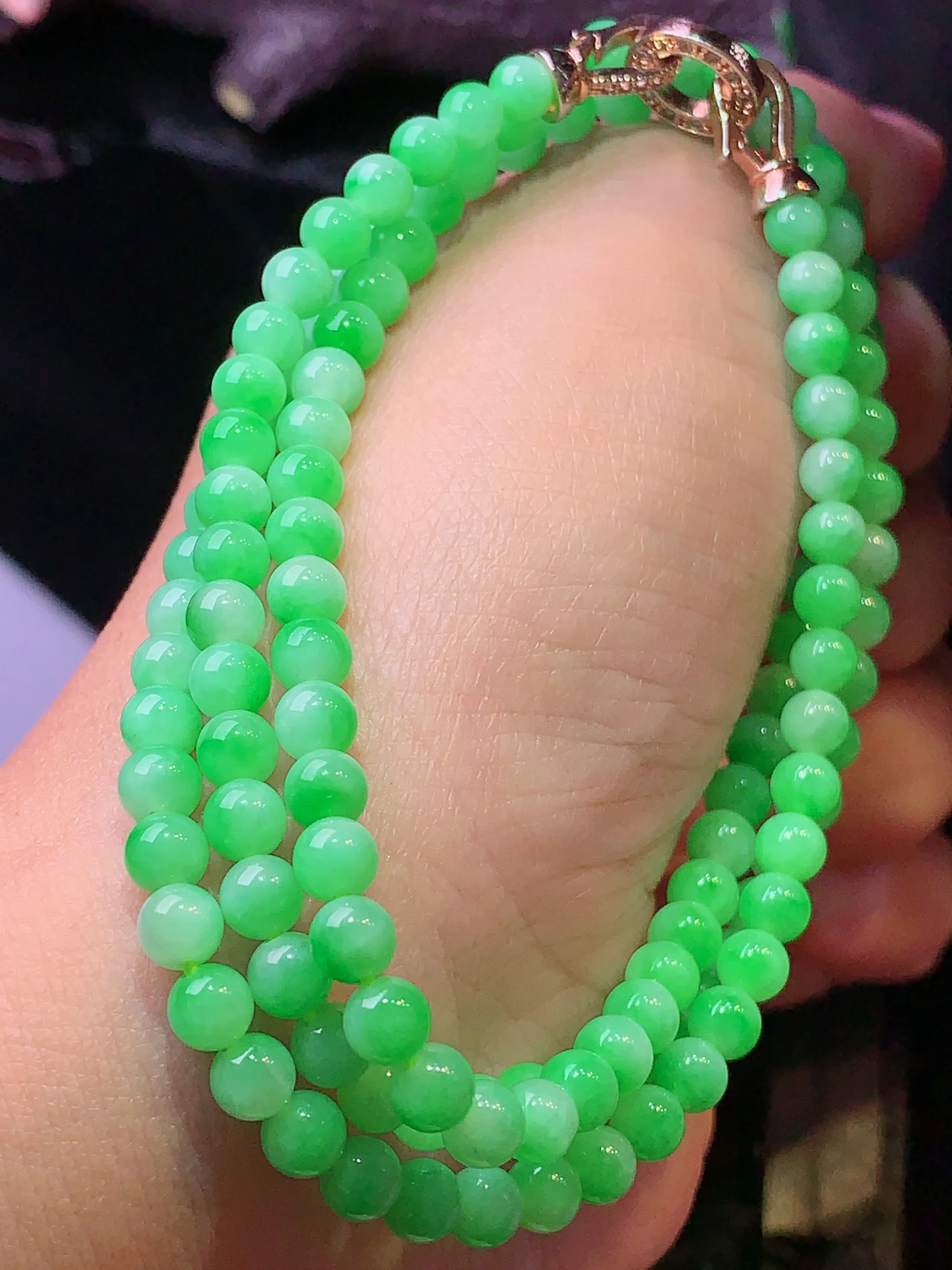 翠绿圆珠项链 玉质细腻 色泽清新艳丽 整体尺寸4.5