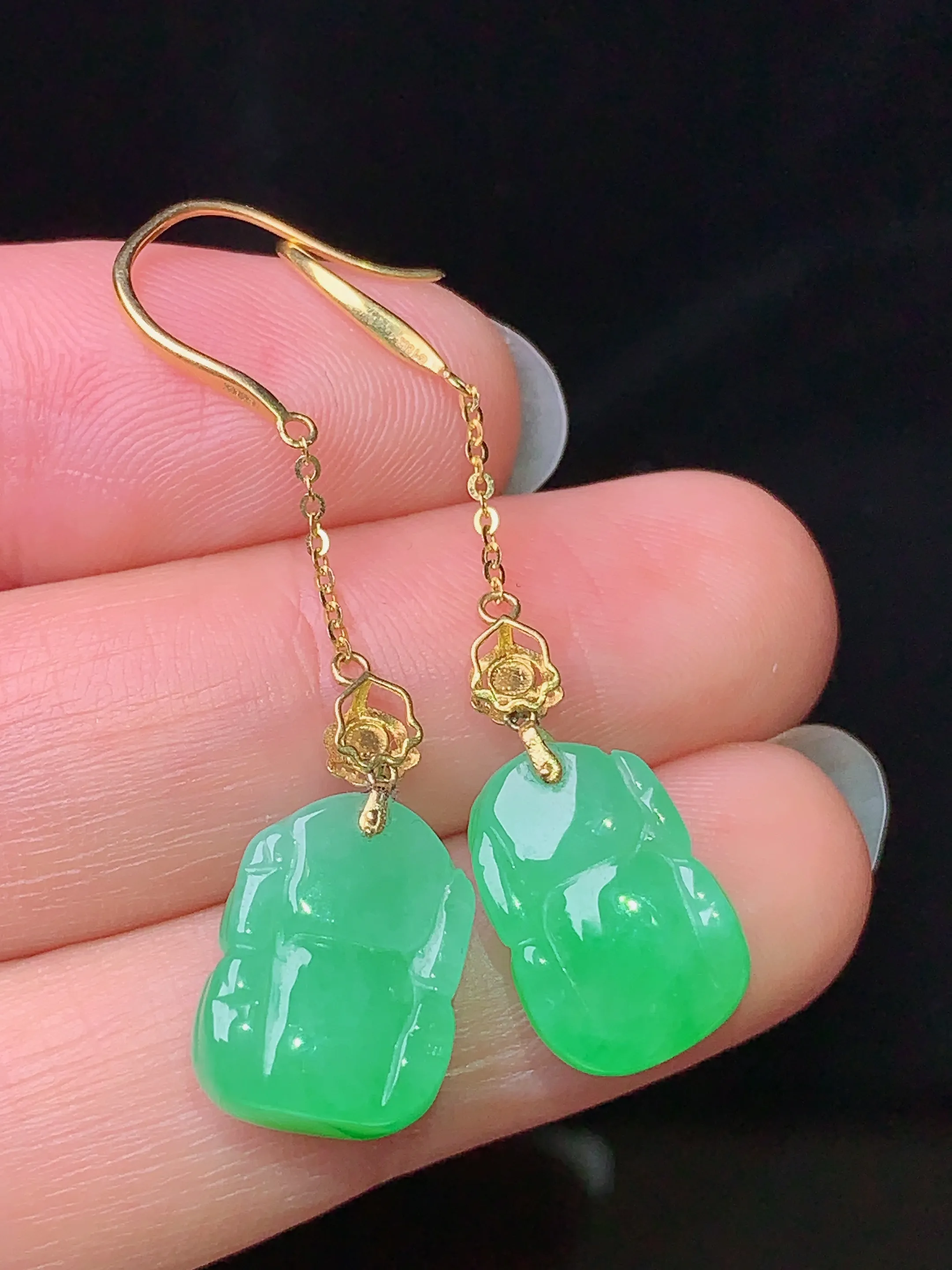 18k金镶嵌翠绿貔貅耳坠 玉质细腻 色泽清新艳丽 整体尺寸39.2*9.7*7