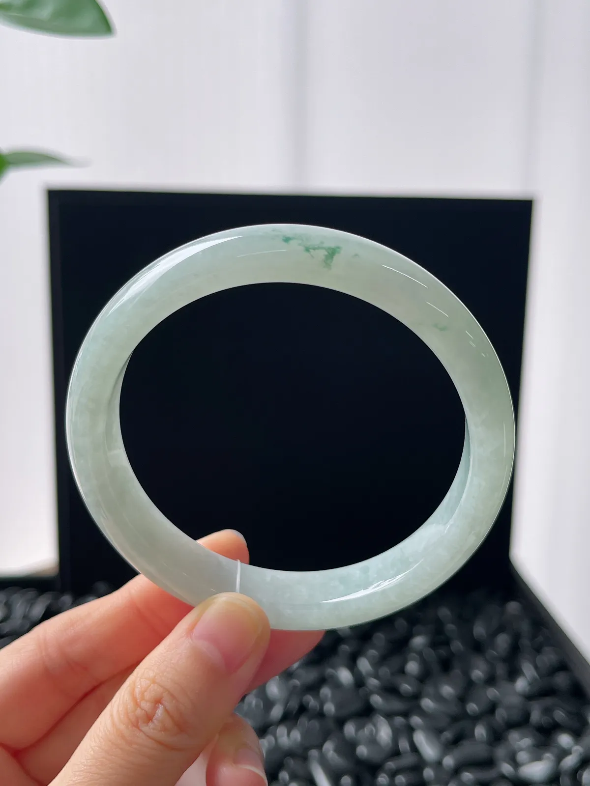 正圈60圈口，翡翠糯化种飘绿手镯