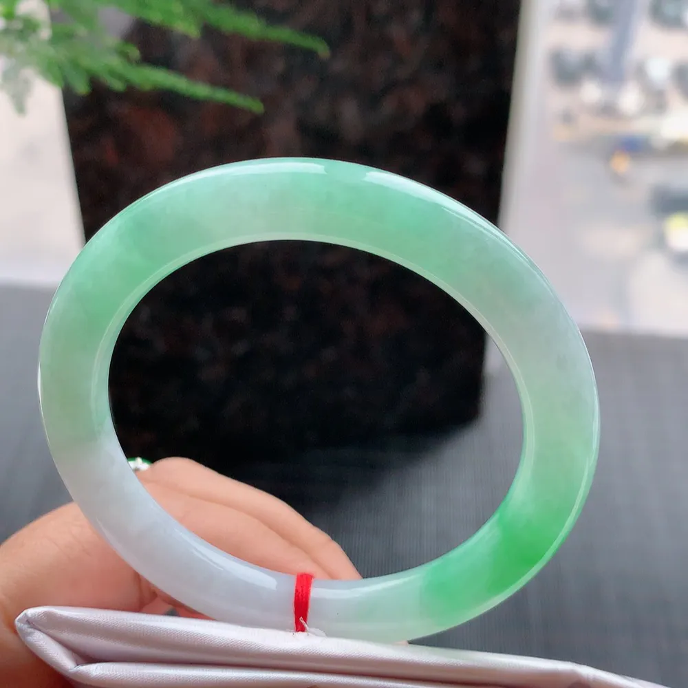 圆条冰糯阳绿 微细纹 尺寸:54.6/8.9/9.3 色好