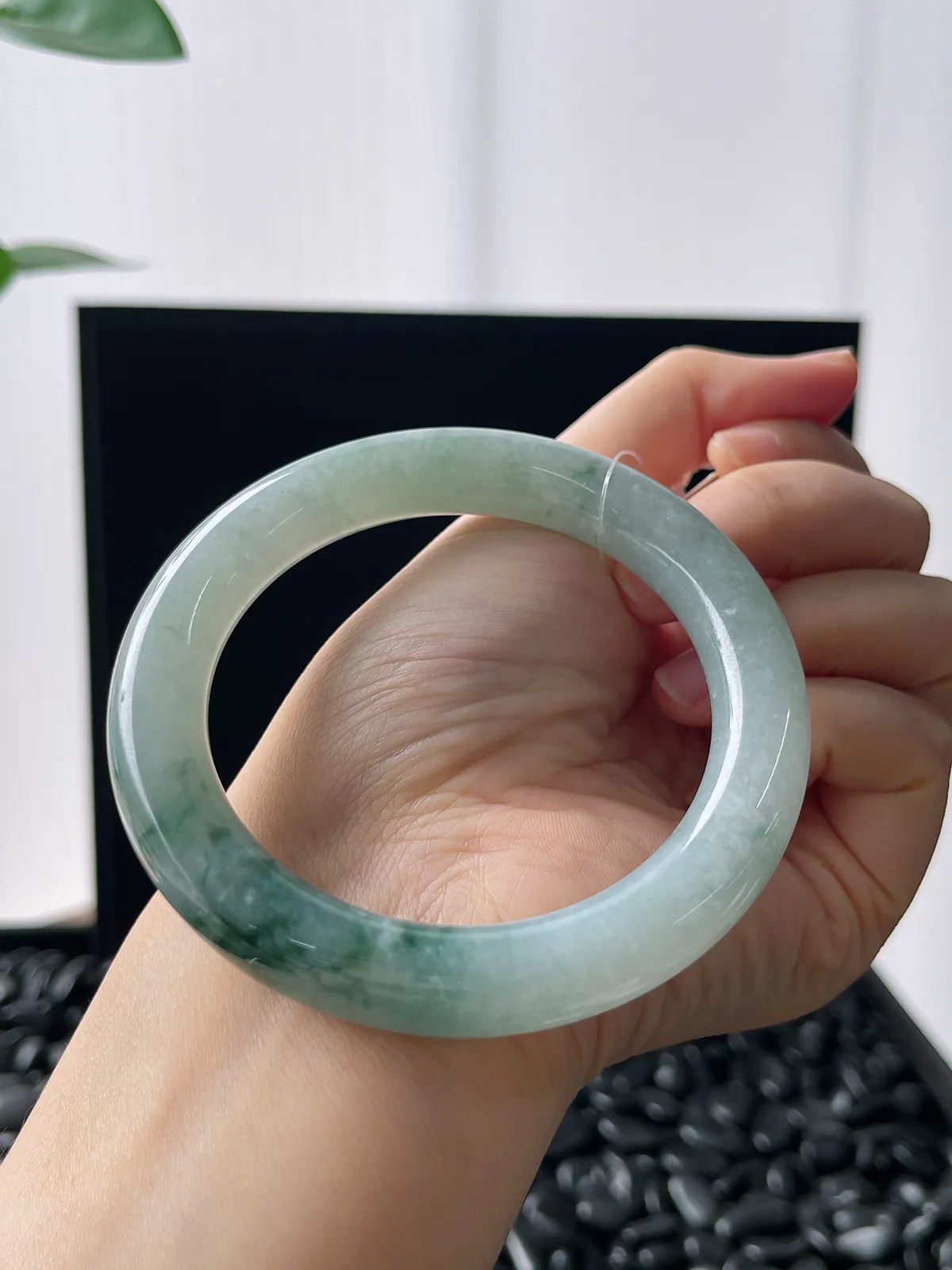 圆镯57圈口，翡翠糯化种飘绿手镯