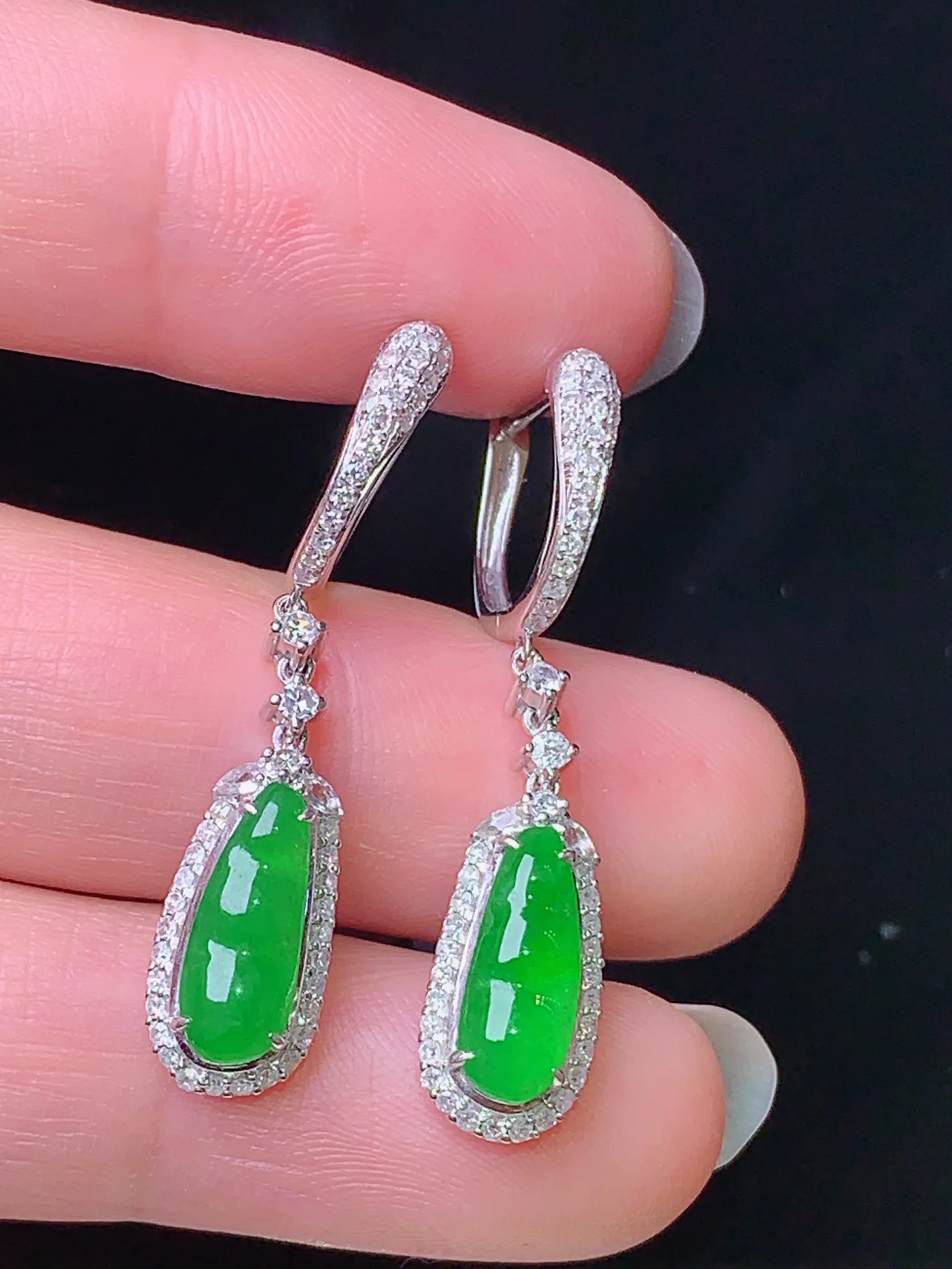 18k金钻镶嵌满绿四季豆耳坠 玉质细腻 色泽清新艳丽 整体尺寸33.8*7.2*5.6