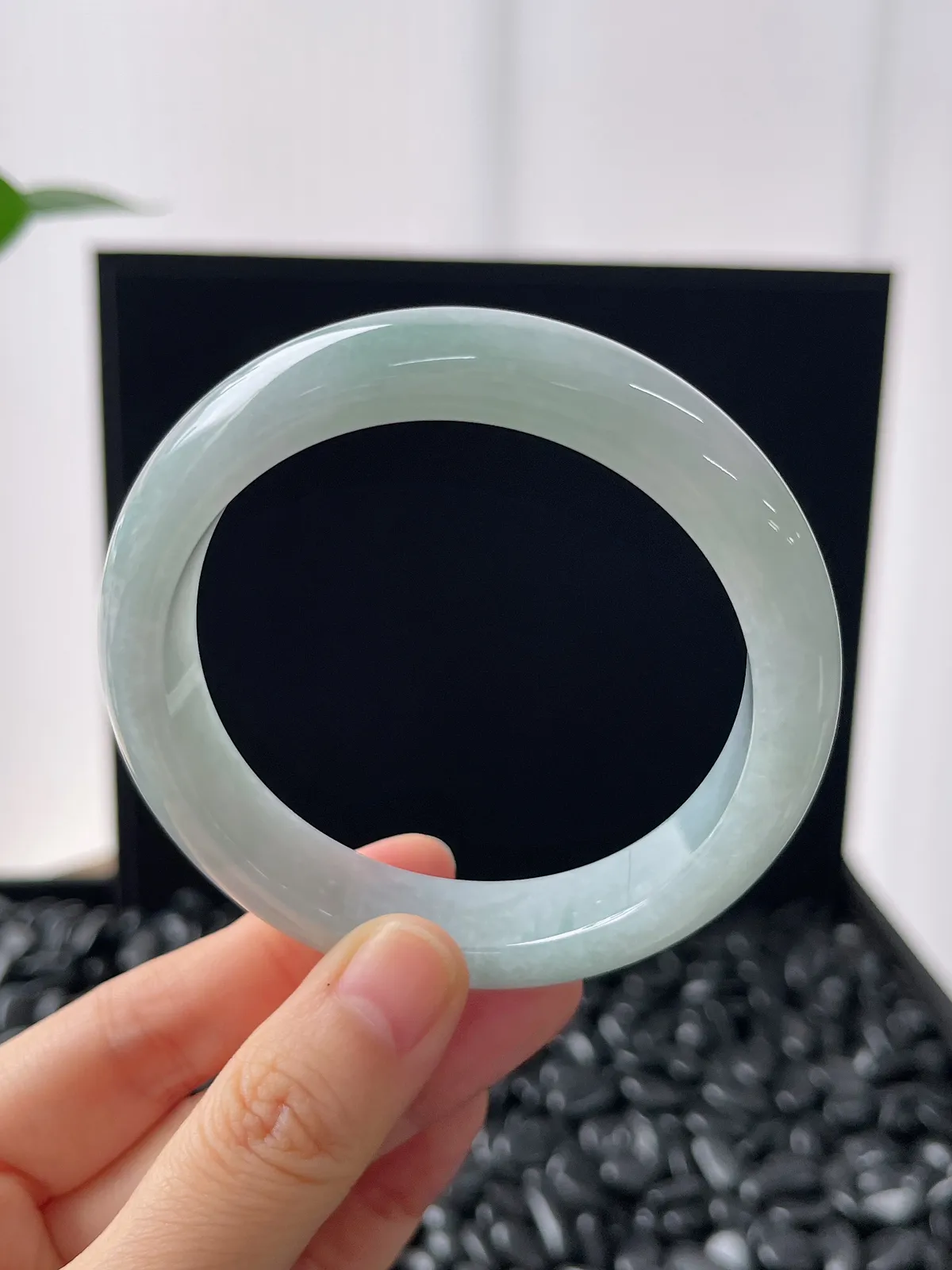 正圈58圈口，翡翠糯化种浅绿色手镯