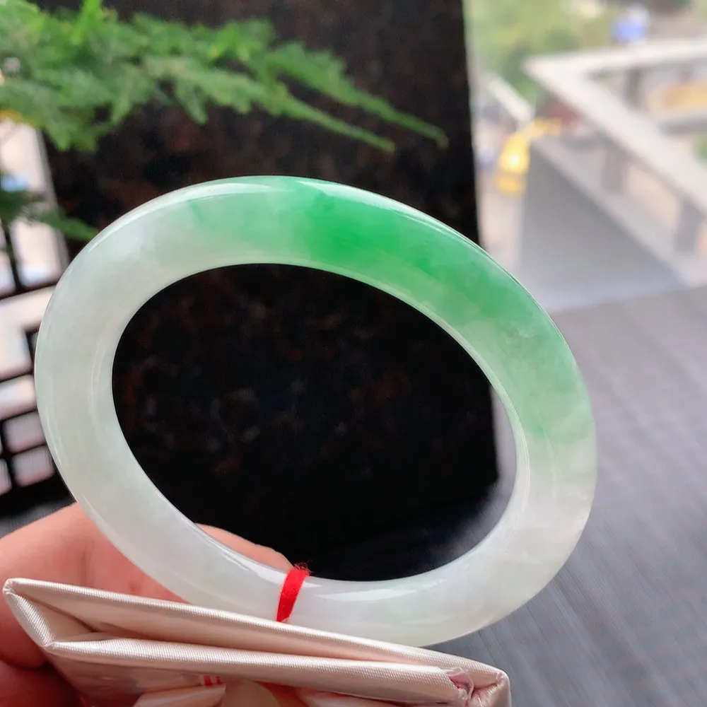 圆条冰糯阳绿 无瑕 尺寸:60.5/10.7 大圈口🥰🥰