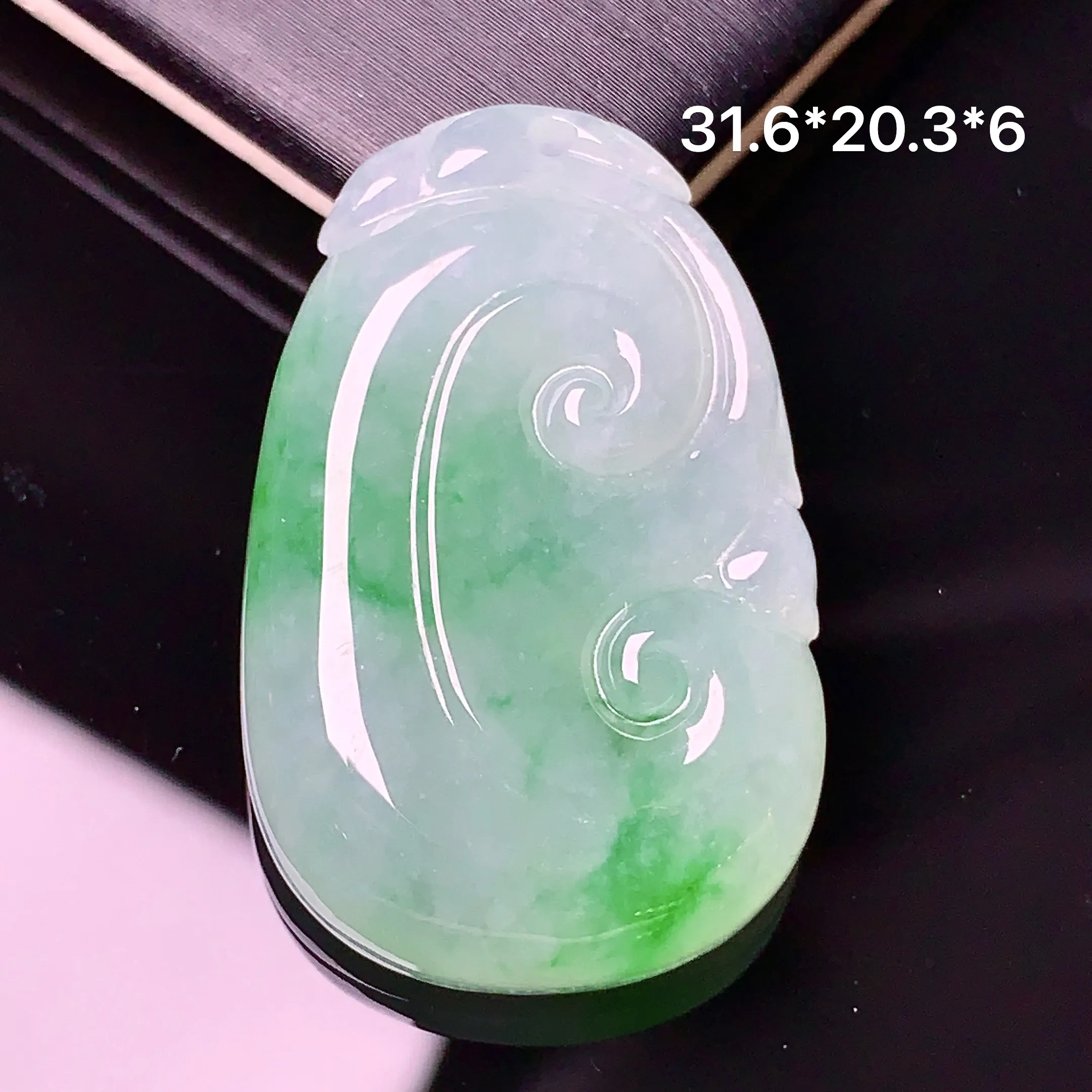 飘绿如意吊坠 玉质细腻 色泽清新艳丽 整体尺寸31.6*20.3*6