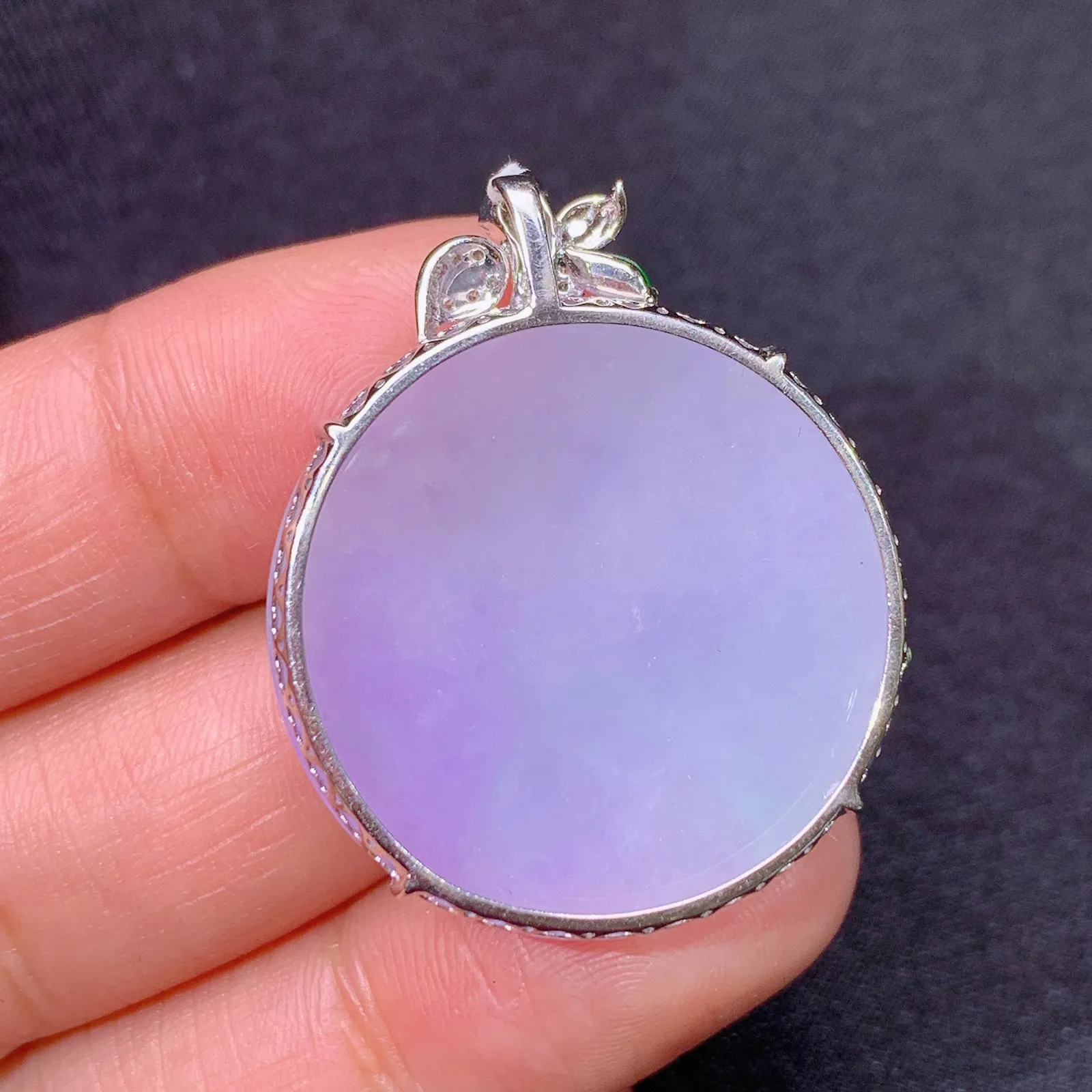 紫罗兰圆牌吊坠，18k金镶嵌，温润细腻，颜色鲜艳 Xu 尺寸33.4*27.2*6.7