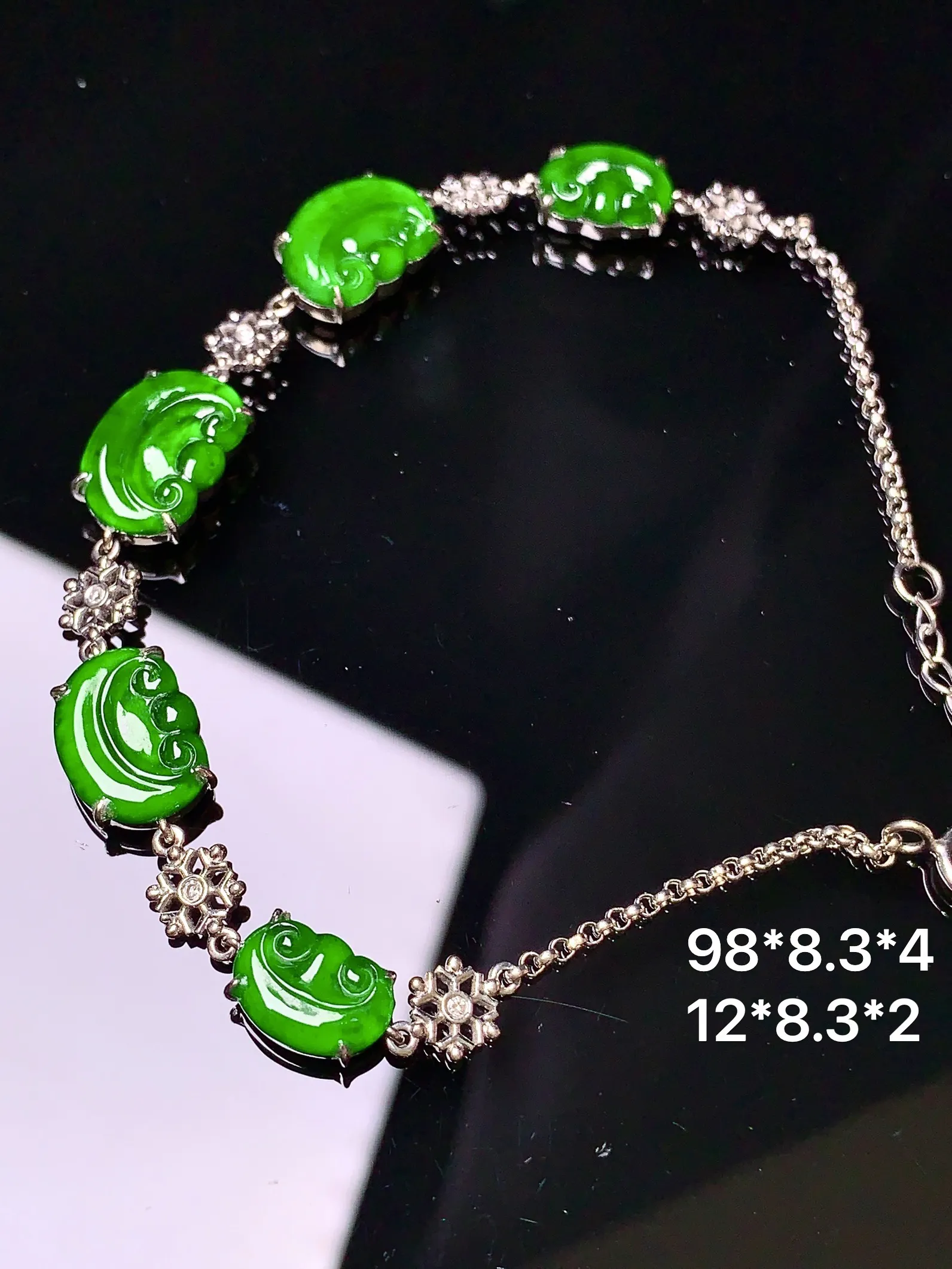 18k金钻镶嵌满绿如意手链 玉质细腻 色泽清新艳丽 整体尺寸98*8.3*4