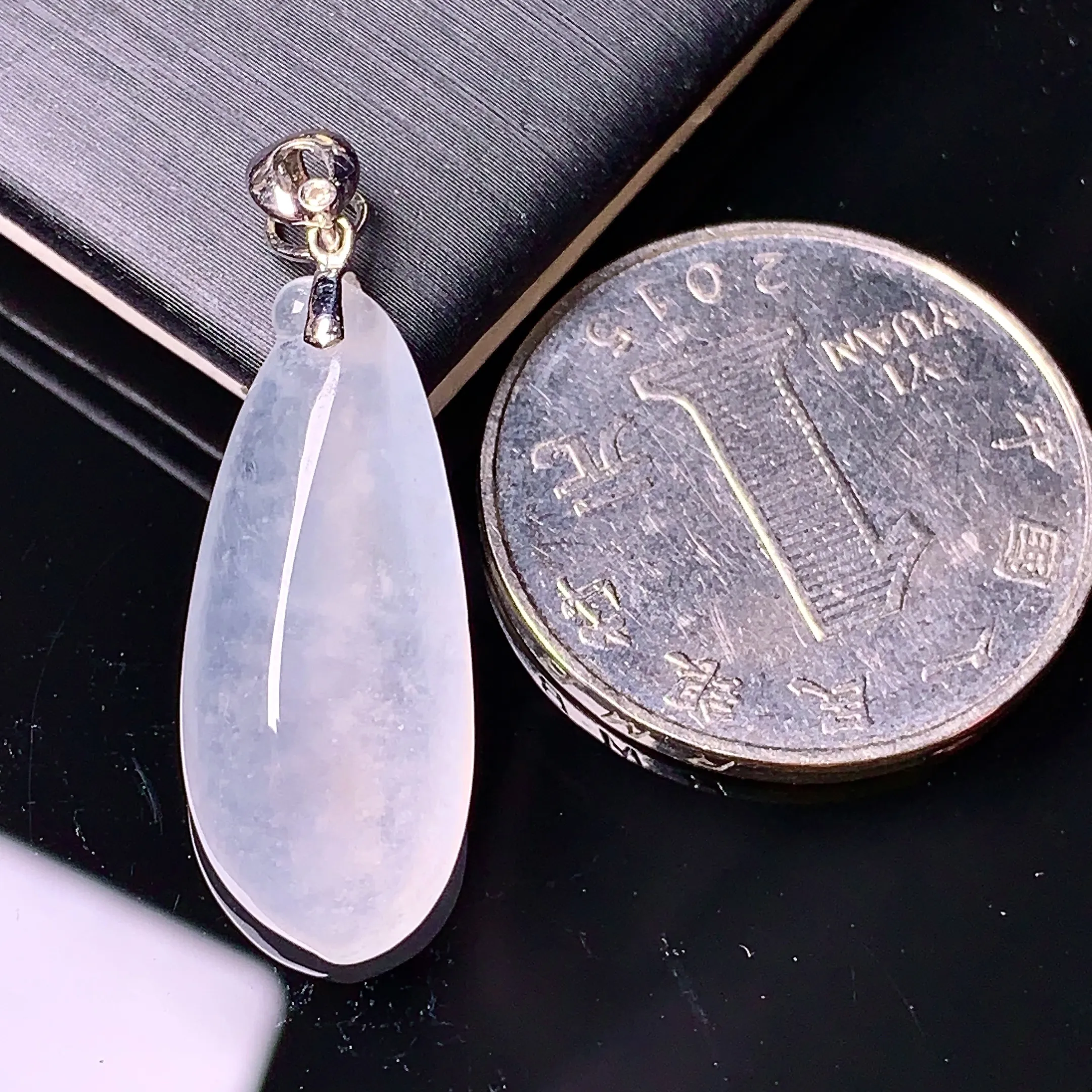 18k金镶嵌冰种福瓜吊坠 玉质细腻 色泽清新艳丽 整体尺寸31.6*11*5.5