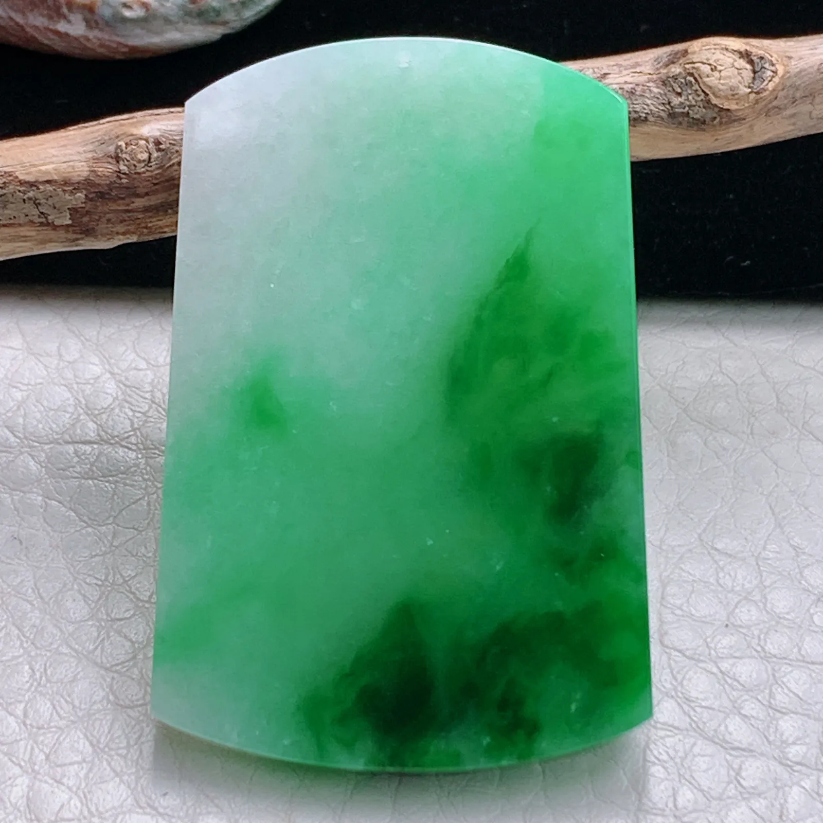 zzx自然光49*31.8*4天然缅甸翡翠辣绿平安无事牌玉吊坠 玉挂件