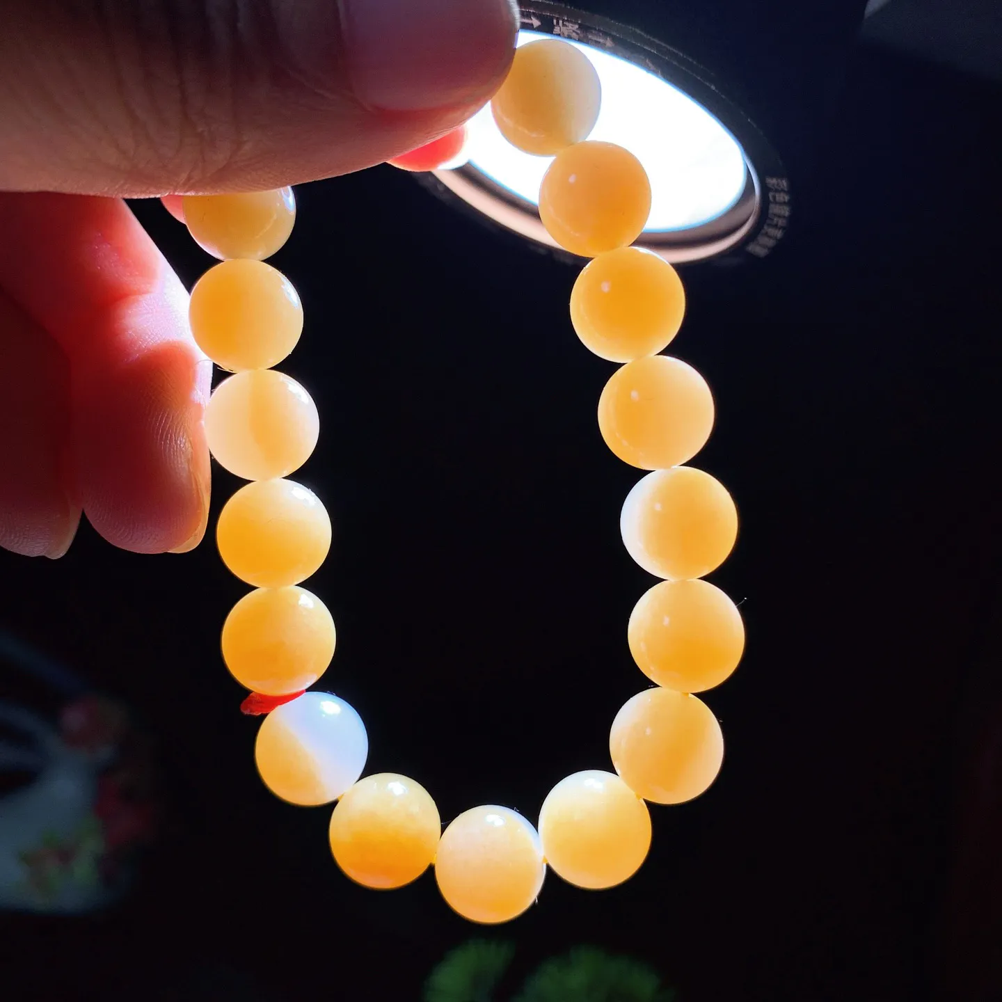 新疆和田玉羊脂白且末糖圆珠手串。单颗尺寸10重29.5克。玉质细腻油润。手推出油。佩戴高端典雅。lt251118