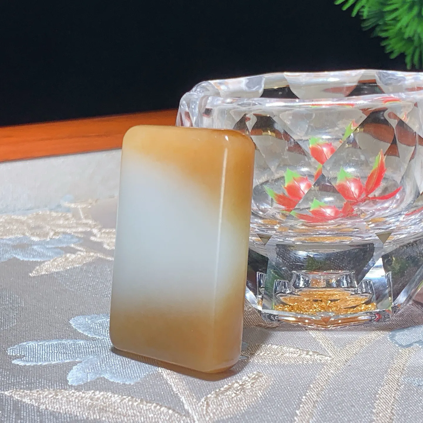 新疆和田玉且末糖平安无事牌挂件。尺寸45/30/10重34.5克。玉质细腻油润。手推出油。佩戴高端典雅。lt251118