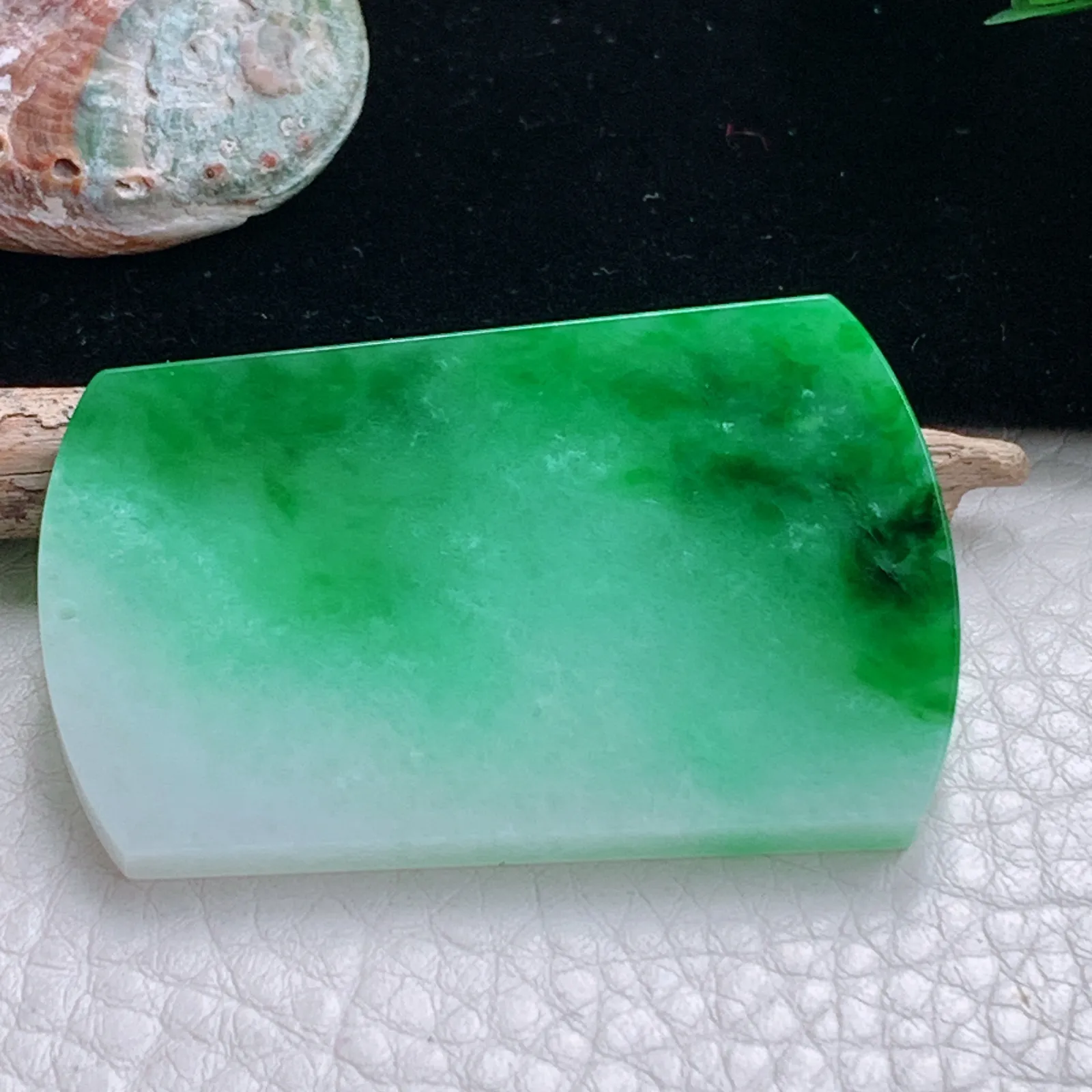 zzx自然光49.2*32.5*4.2天然缅甸翡翠辣绿平安无事牌玉吊坠 玉挂件