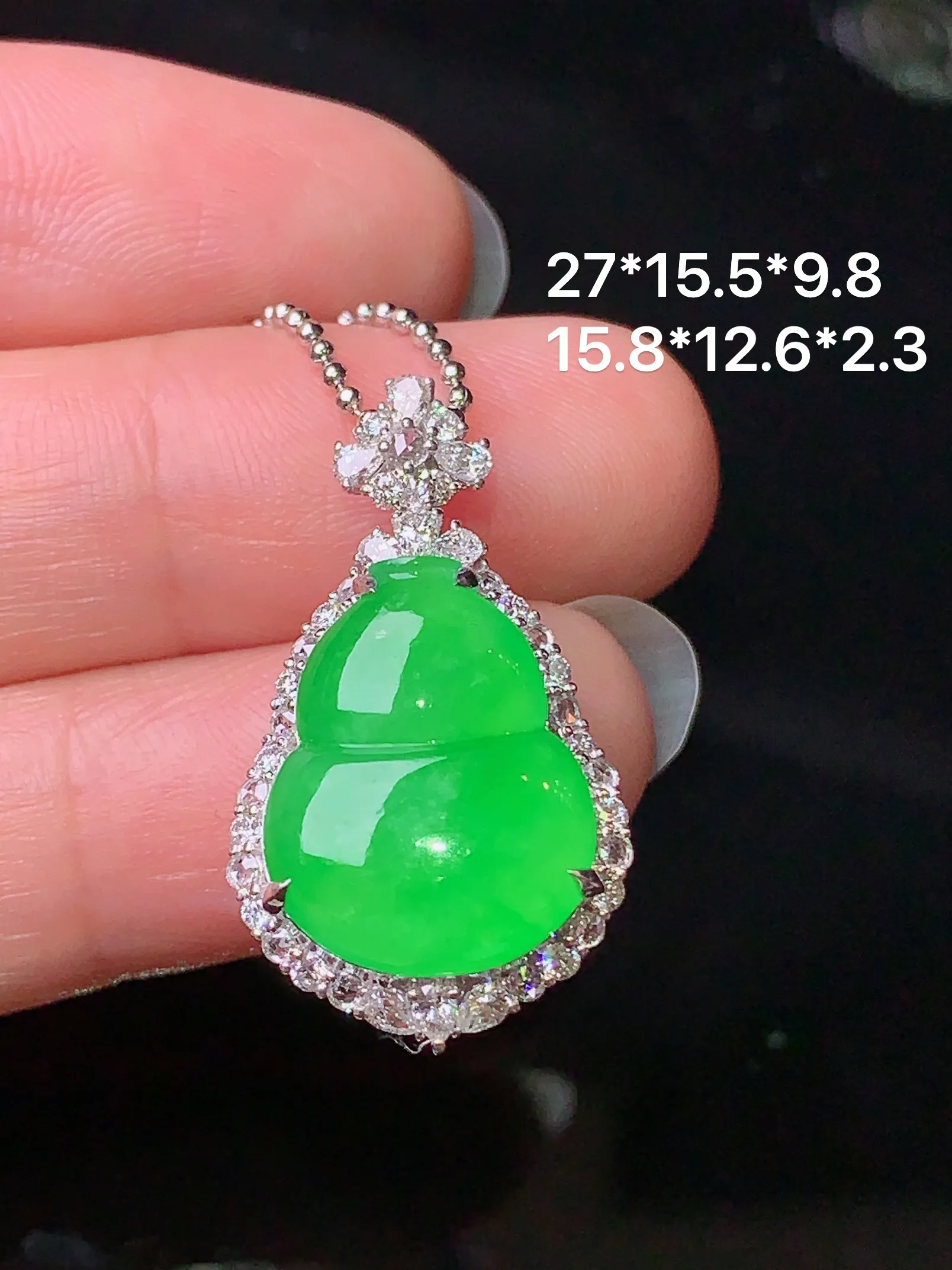 18k金钻镶嵌满绿葫芦吊坠 玉质细腻 色泽清新艳丽 整体尺寸27*15.5*9.8