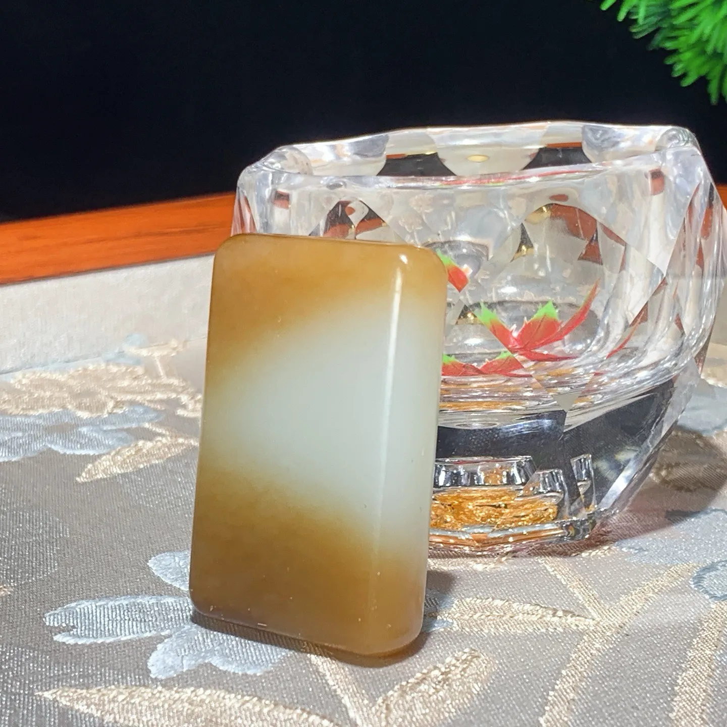 新疆和田玉且末糖平安无事牌挂件。尺寸45/30/10重34.5克。玉质细腻油润。手推出油。佩戴高端典