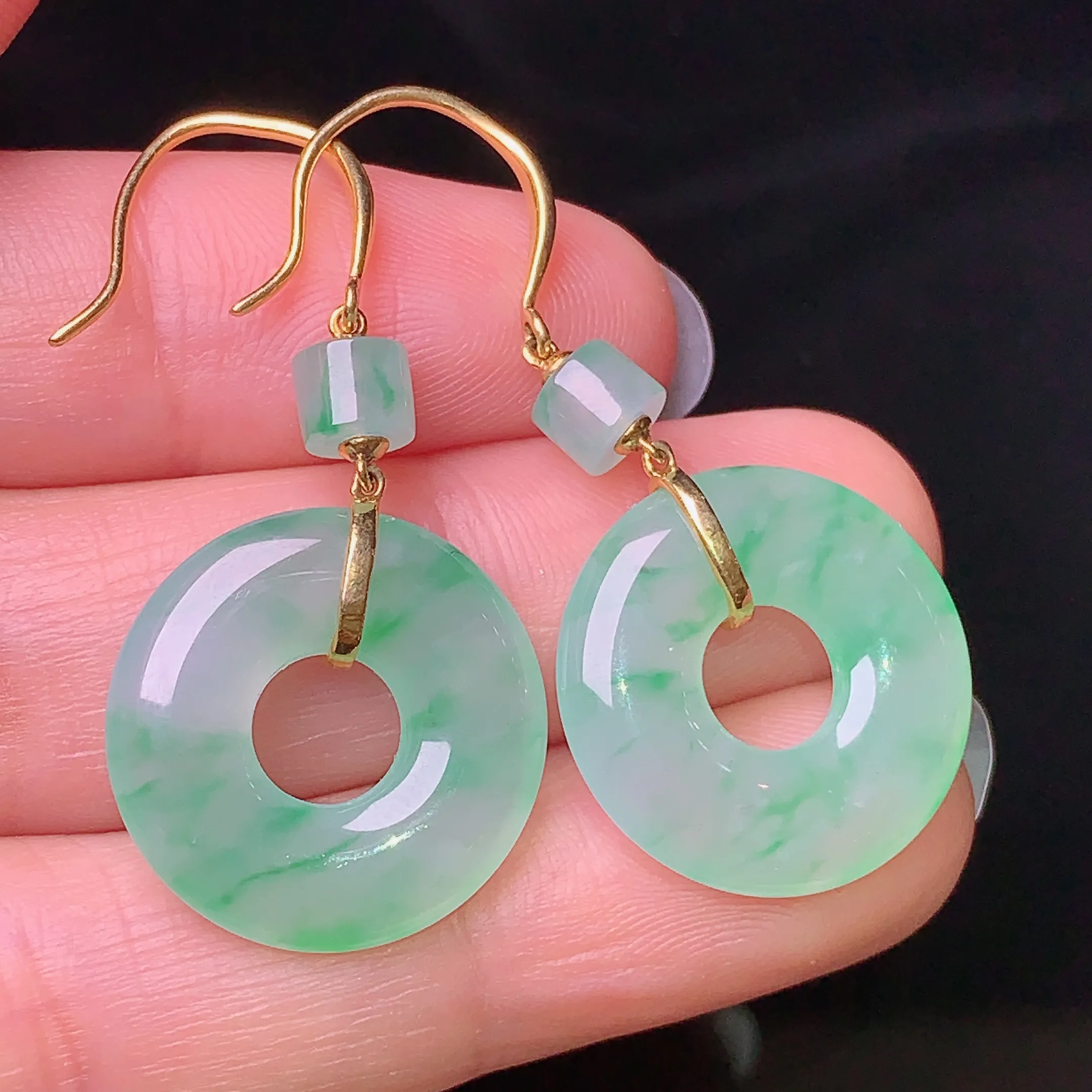 18k金钻镶嵌飘绿平安环耳坠 玉质细腻 色泽清新艳丽 整体尺寸35.6*18.2*3.6