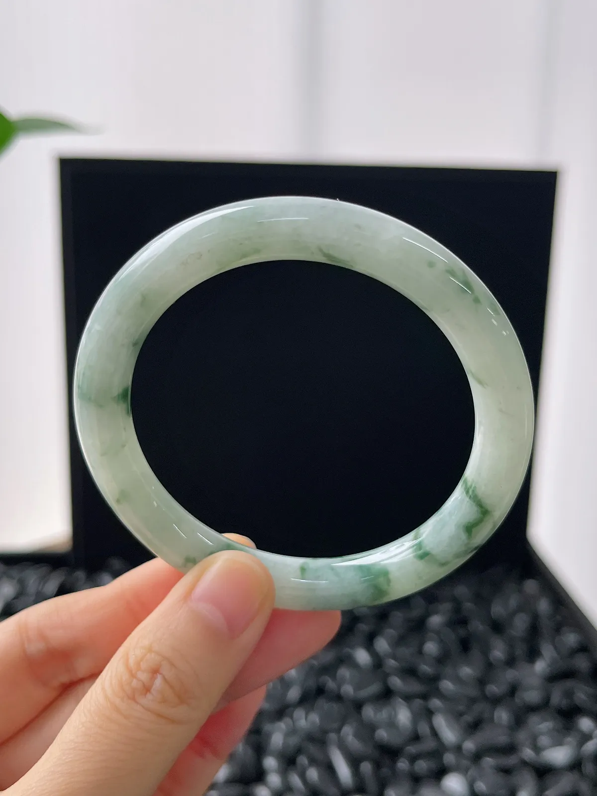 圆镯53.8圈口，翡翠糯化种飘花手镯