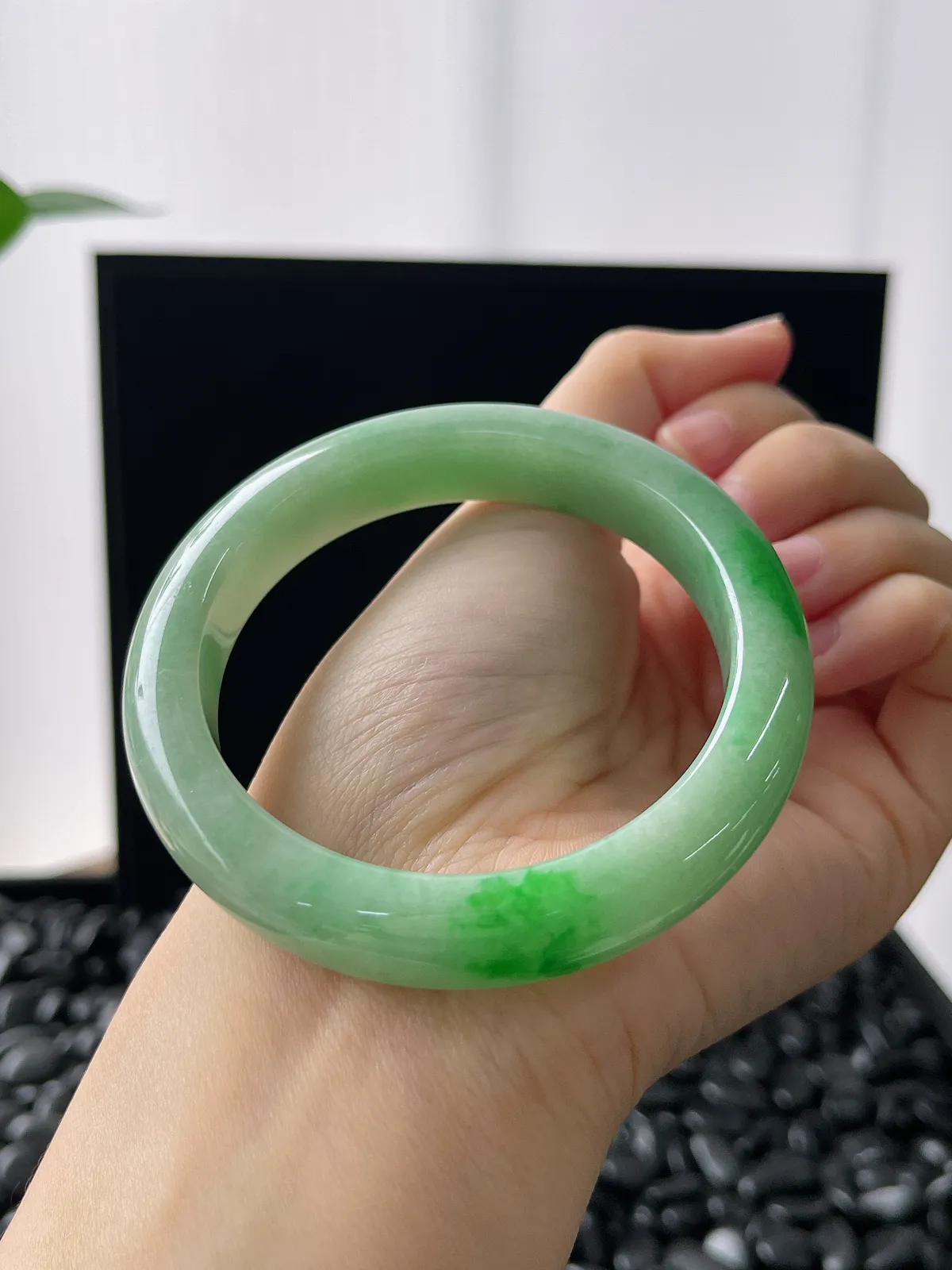 正圈56.3圈口，翡翠糯化种淡绿色手镯