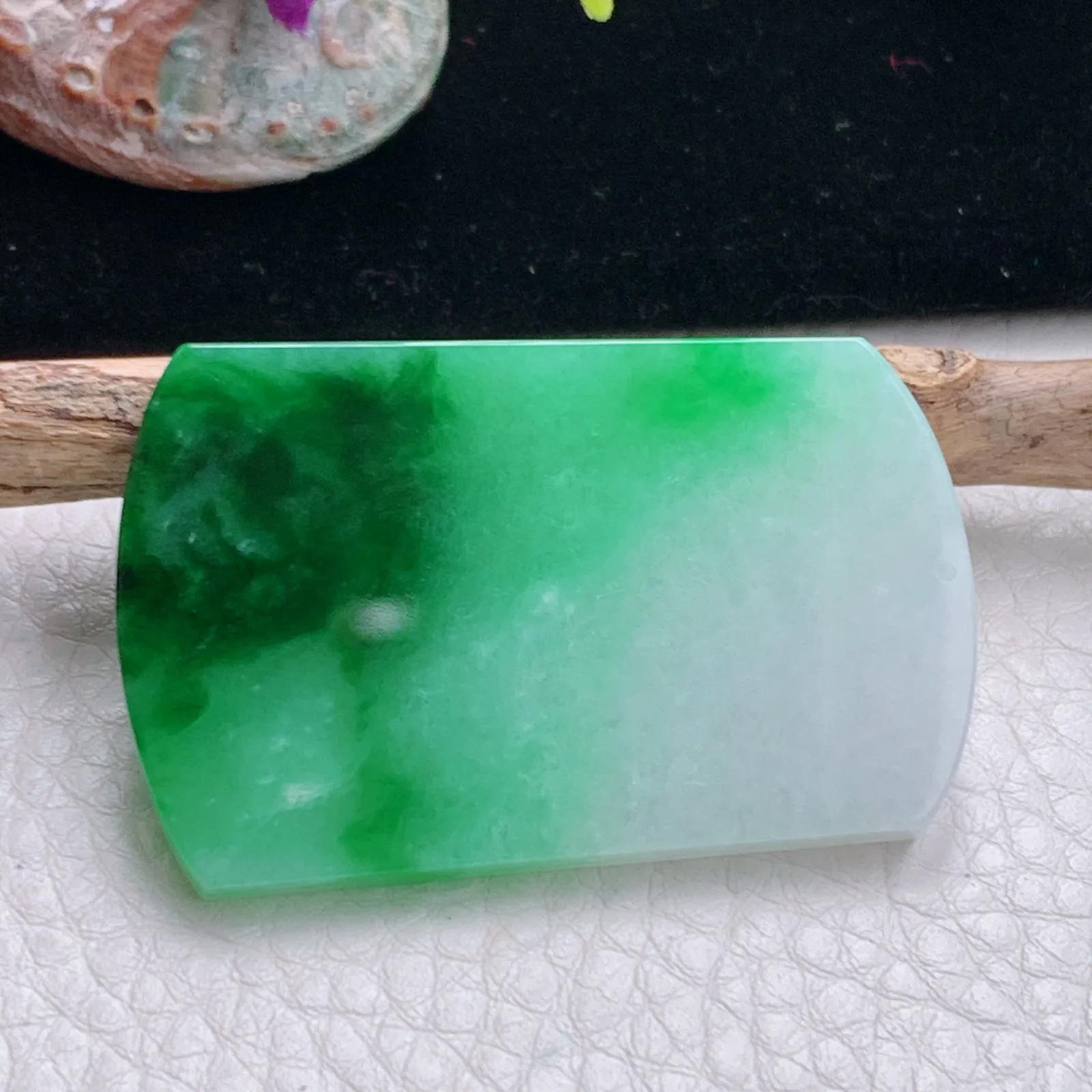 zzx自然光49.2*32.2*4天然缅甸翡翠辣绿平安无事牌玉吊坠 玉挂件