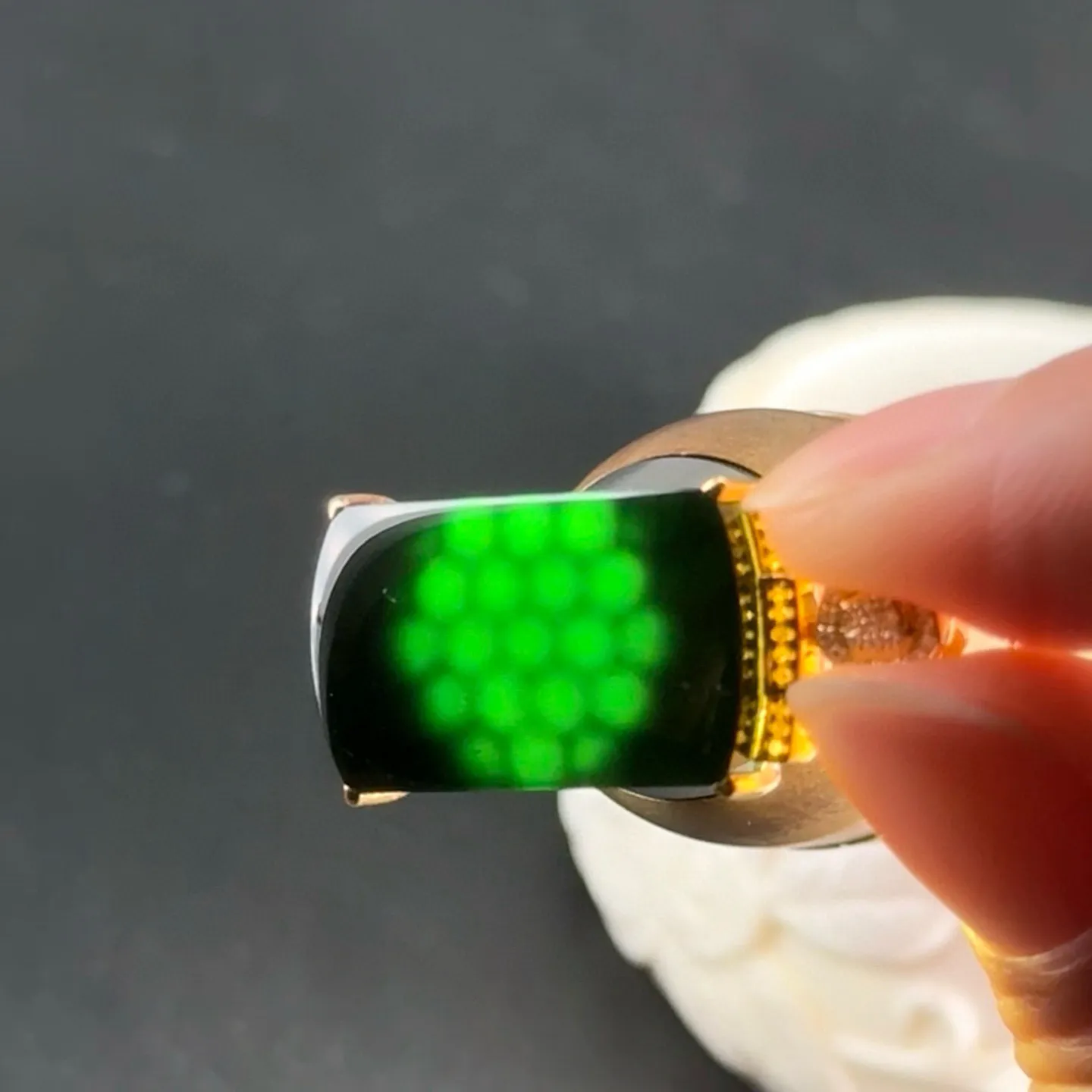 精品18k墨翠马鞍吊坠 种好色正 黑度极好 打灯通透 油性十足 尺寸29.2