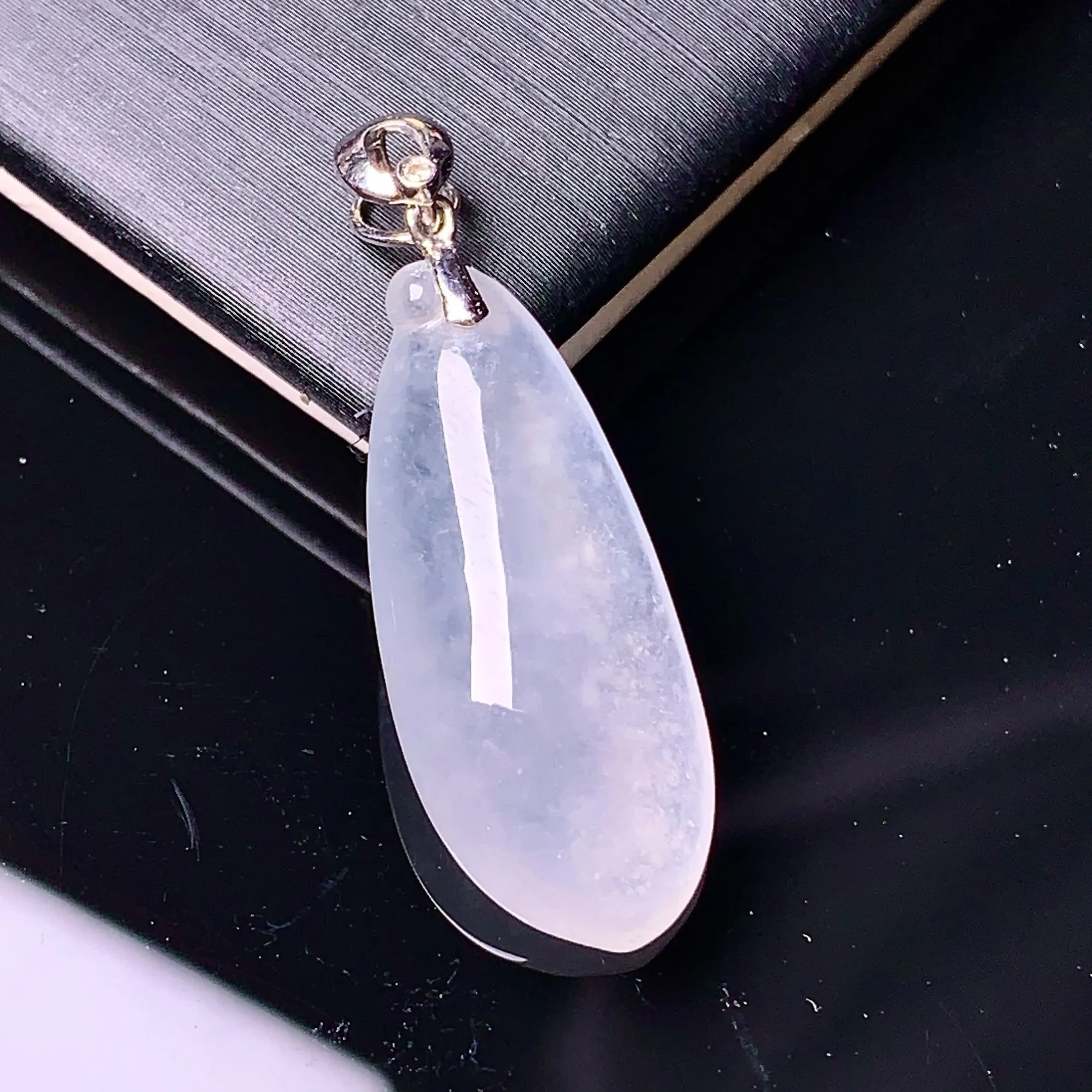 18k金镶嵌冰种福瓜吊坠 玉质细腻 色泽清新艳丽 整体尺寸31.6*11*5.5