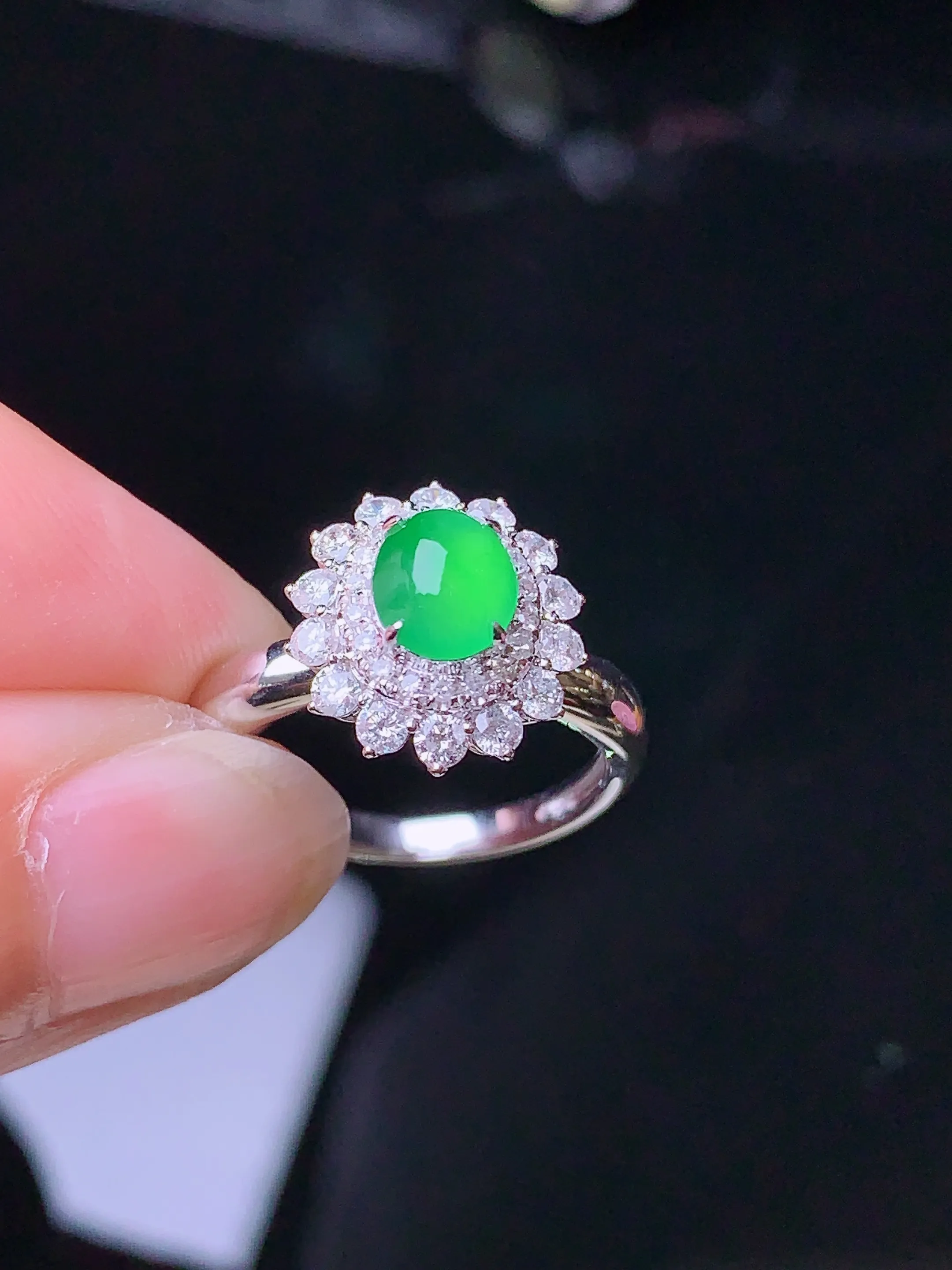 18k金钻镶嵌翠绿蛋面戒指 玉质细腻 色泽清新艳丽 圈口11.5 整体尺寸12.3*11.5*9