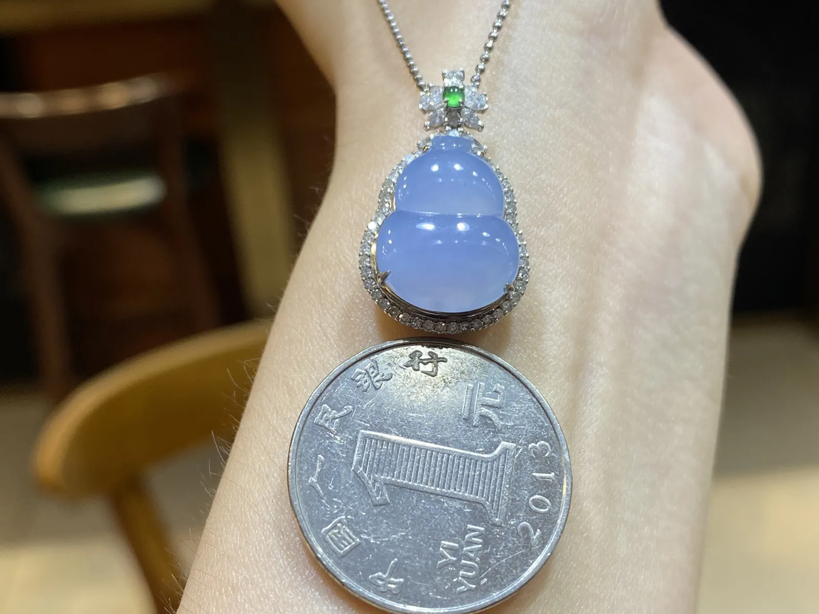 冰润紫罗兰葫芦，种好肉细，颜色漂亮，18K真金真钻镶嵌，整体25-15.6-9.6裸16-12.8-4.5