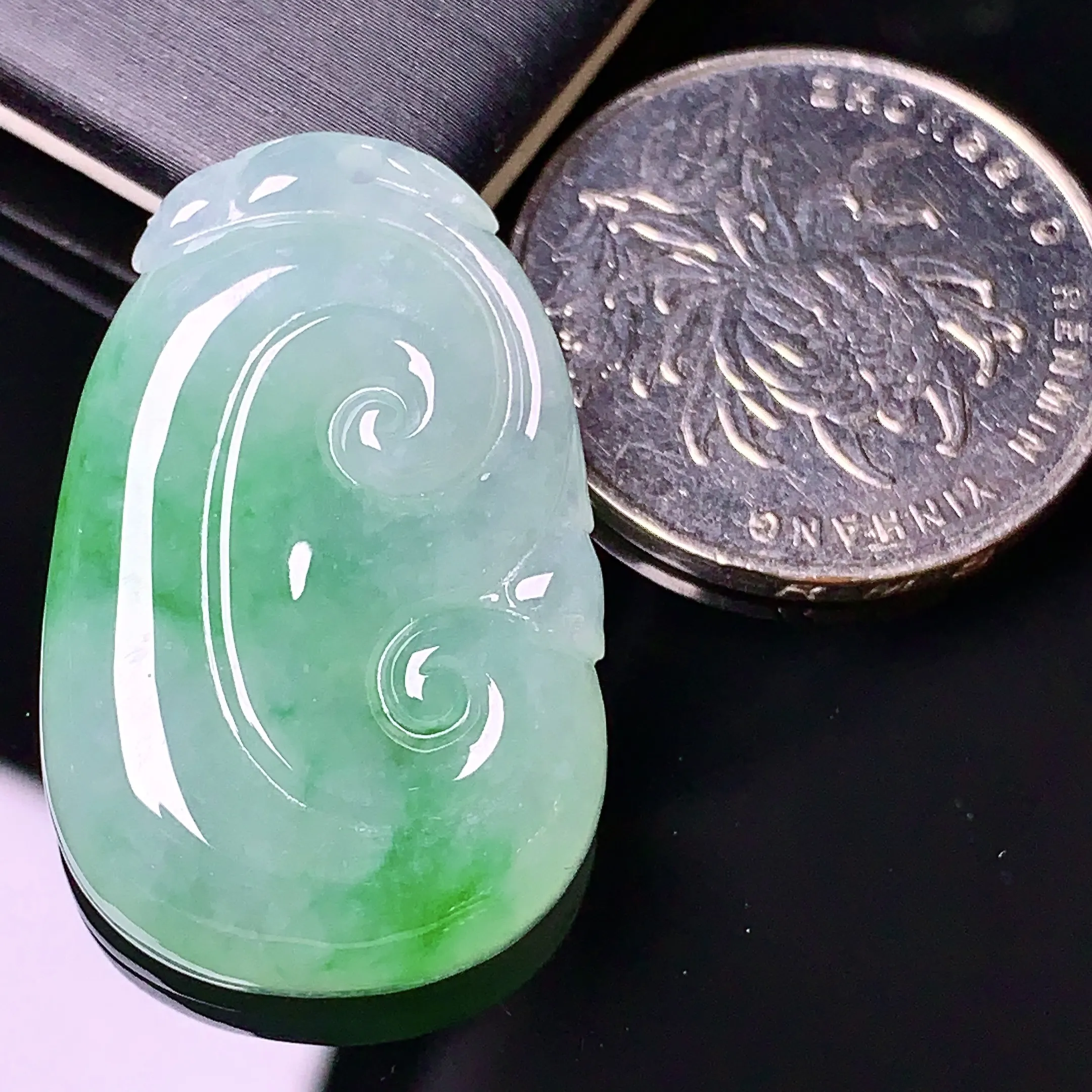 飘绿如意吊坠 玉质细腻 色泽清新艳丽 整体尺寸31.6*20.3*6