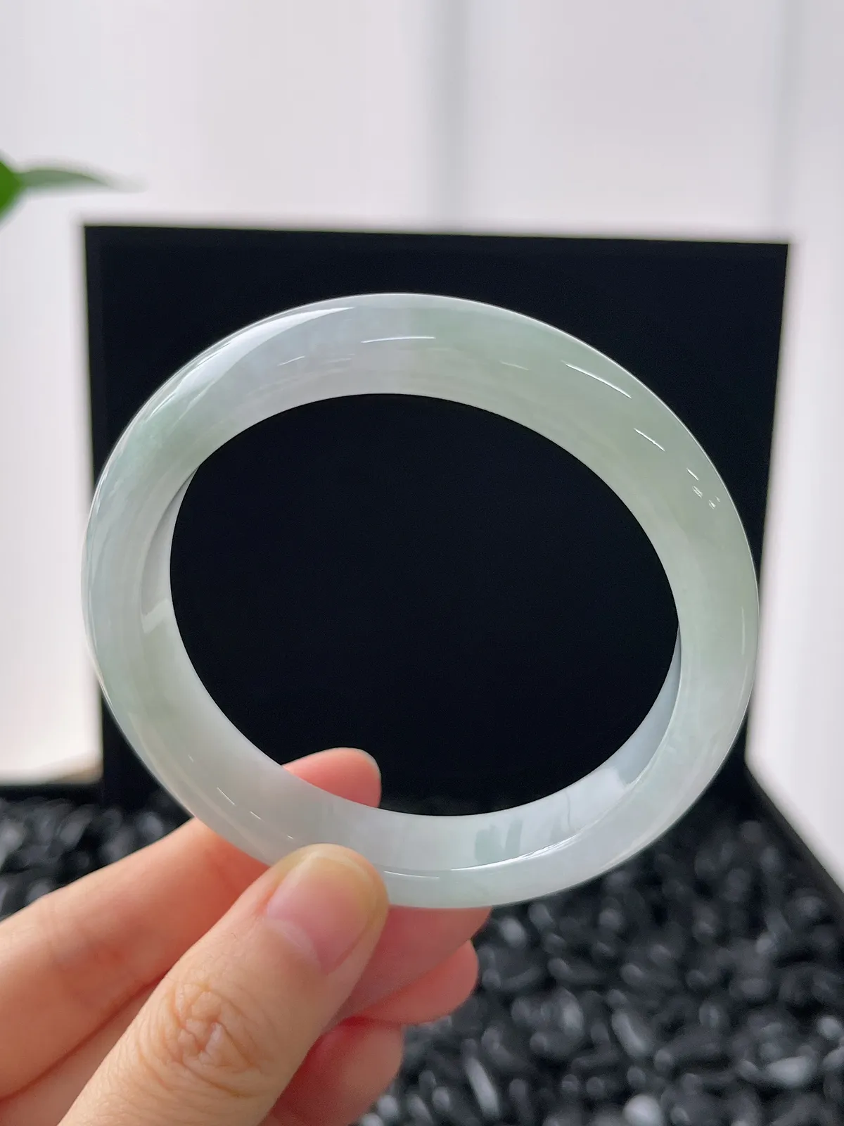 正圈56.8圈口，翡翠冰糯淡绿色手镯