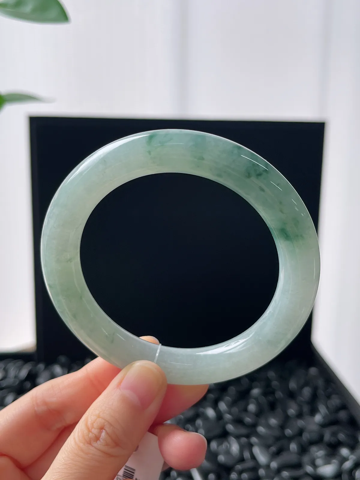 圆镯57圈口，翡翠糯化种飘绿手镯