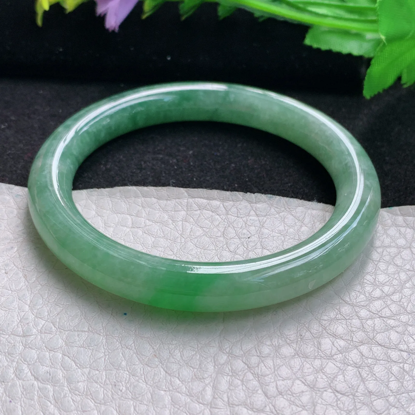 xx自然光56.5*9叮当镯 缅甸翡翠玉手镯飘绿秀气圆条玉手环 美人镯