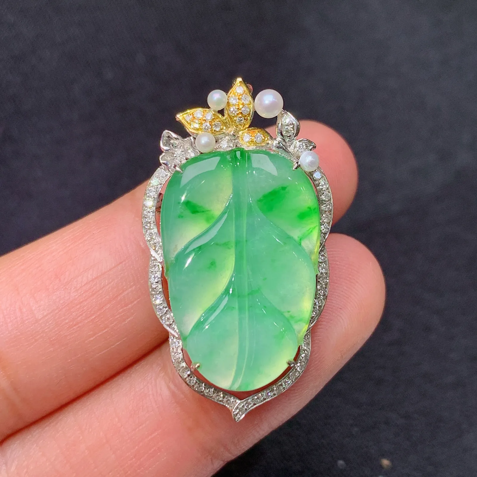 飘绿树叶吊坠 胸针 18k金镶嵌，冰润色阳，玉质细腻，种水足， 尺寸31.8*17.7*7.4