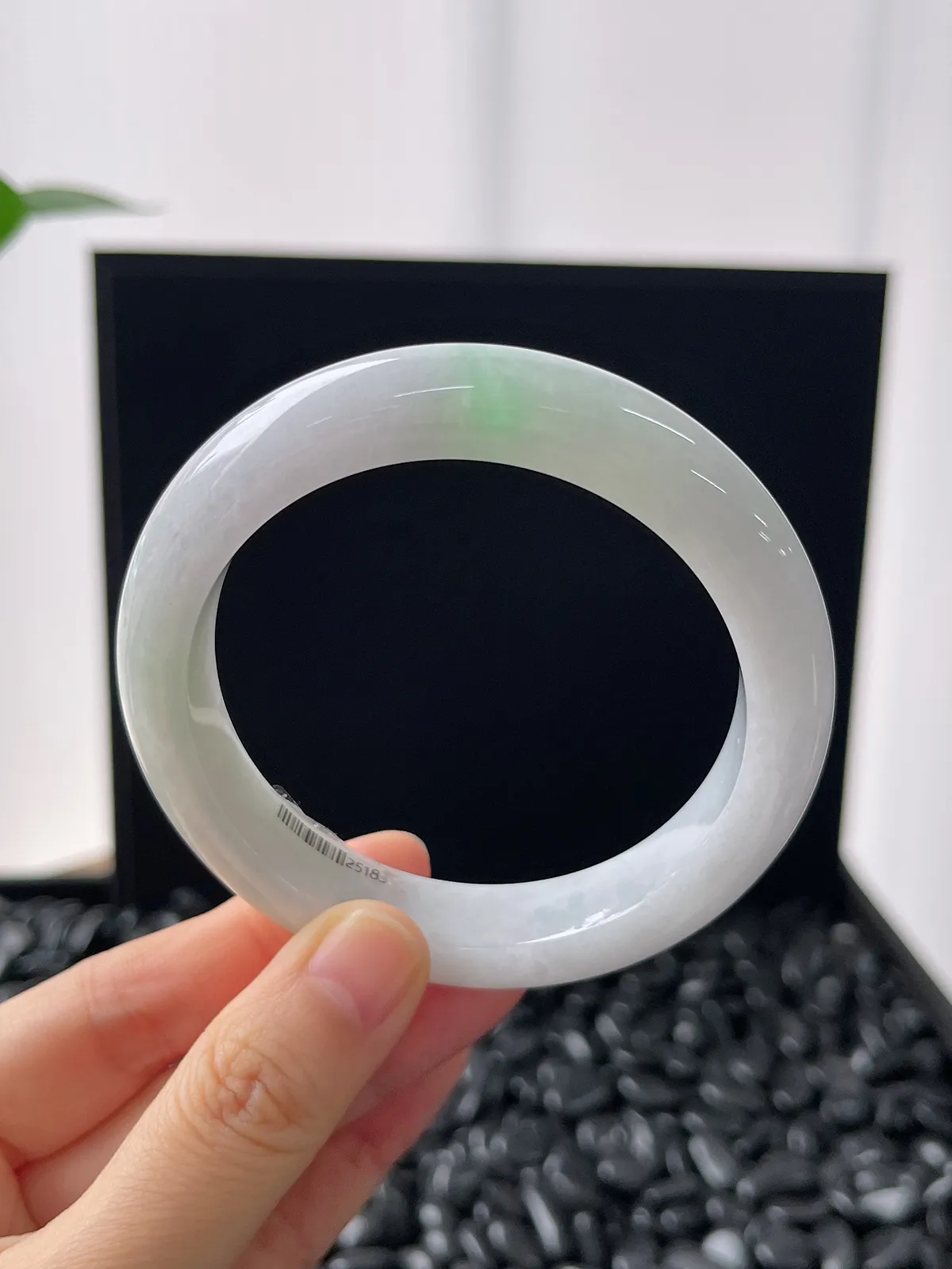 正圈57.8圈口，翡翠糯化种紫底飘绿手镯