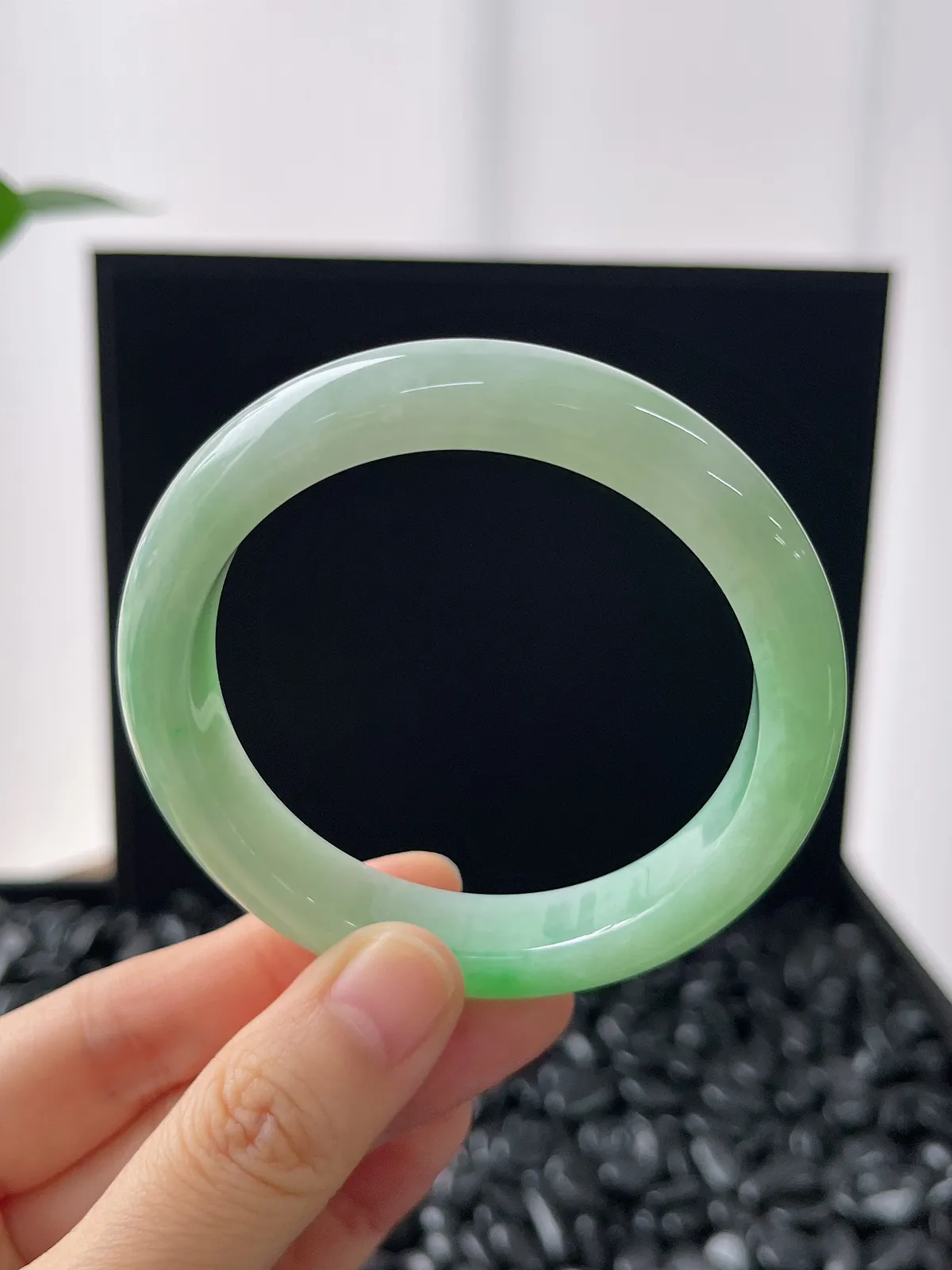 正圈54.2圈口，翡翠糯化种甜绿飘花手镯