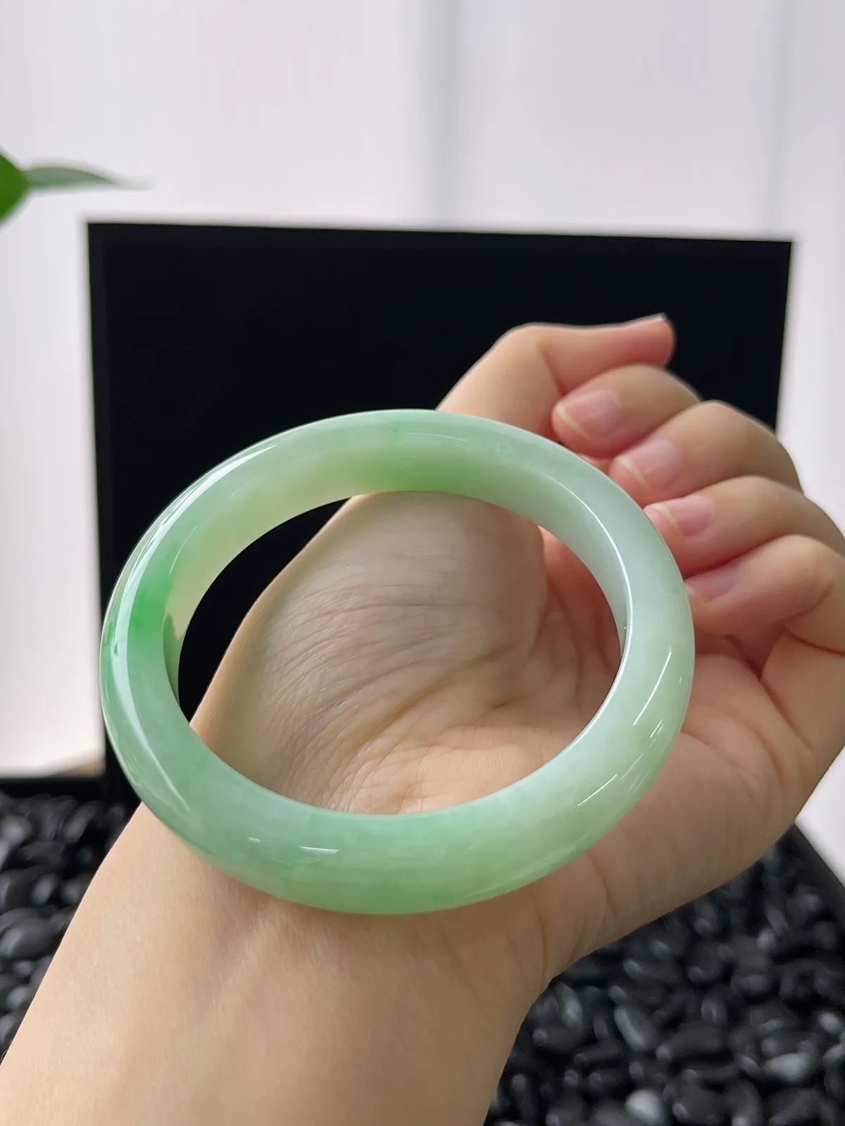 正圈54.2圈口，翡翠糯化种甜绿飘花手镯