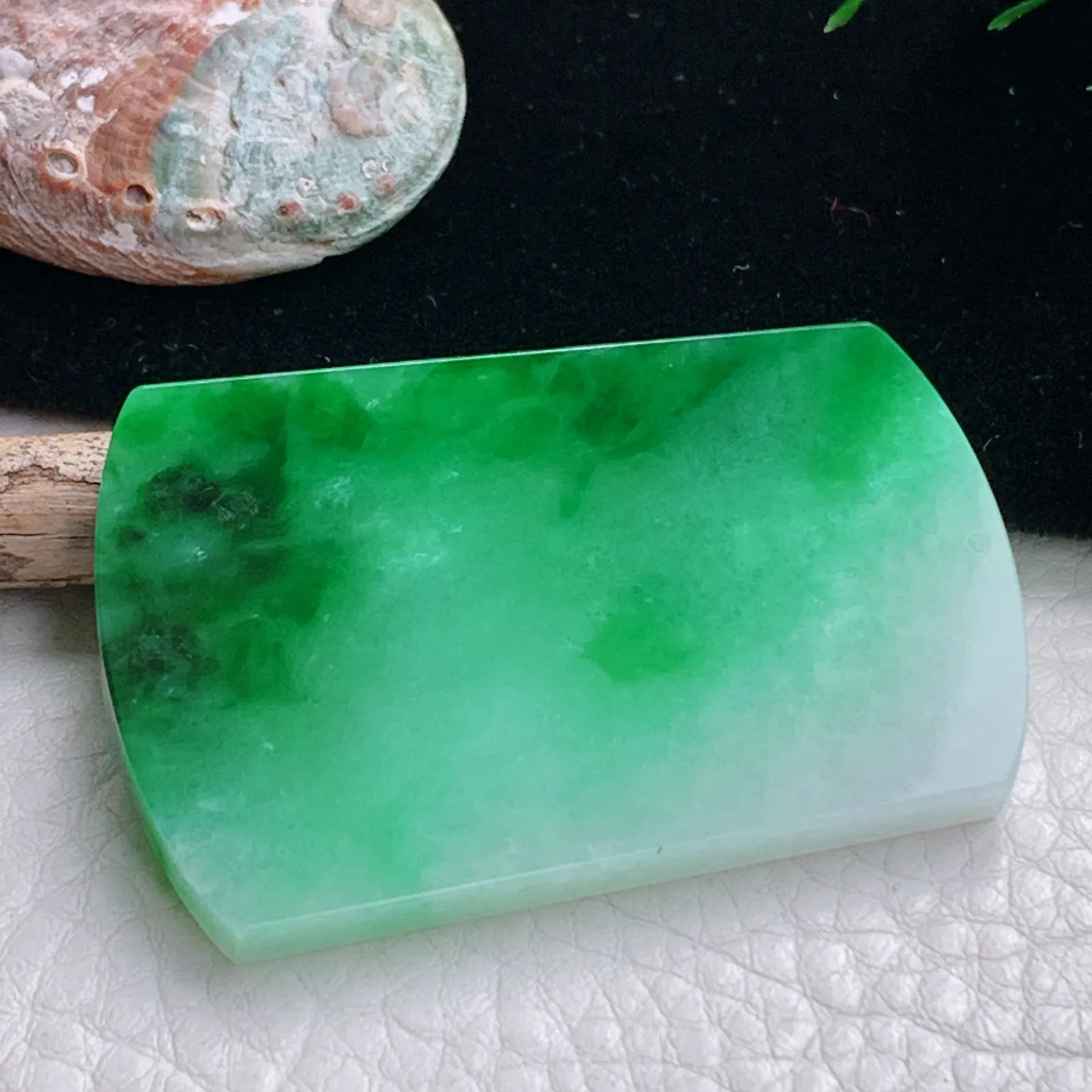 zzx自然光49.2*32.5*4.2天然缅甸翡翠辣绿平安无事牌玉吊坠 玉挂件