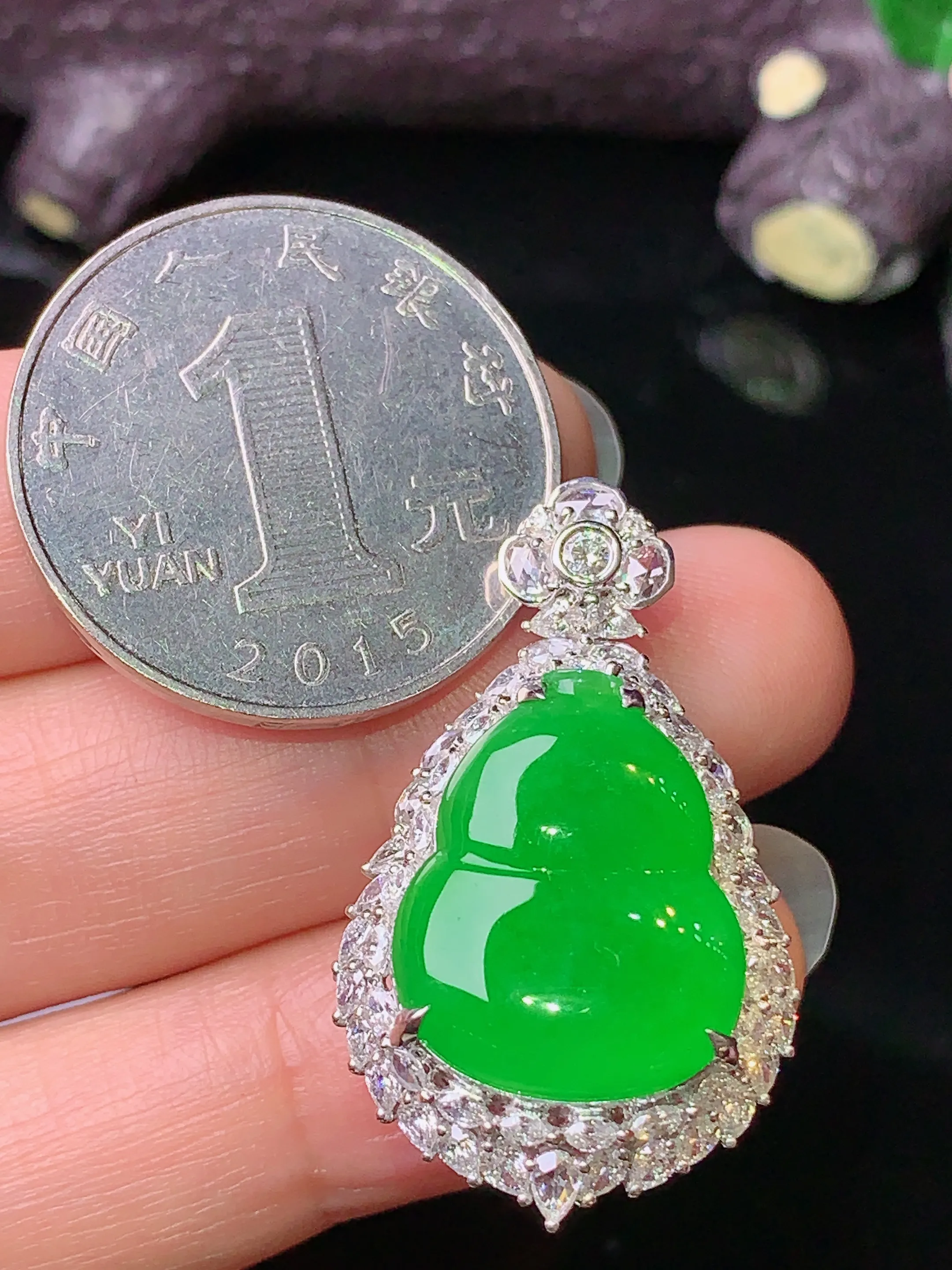 18k金钻镶嵌满绿葫芦吊坠 玉质细腻 色泽清新艳丽 整体尺寸33*19.5*11.8