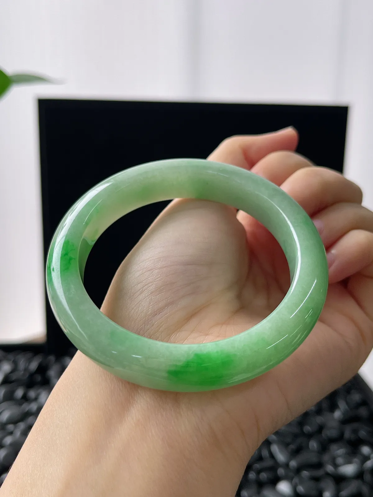 正圈56.3圈口，翡翠糯化种淡绿色手镯