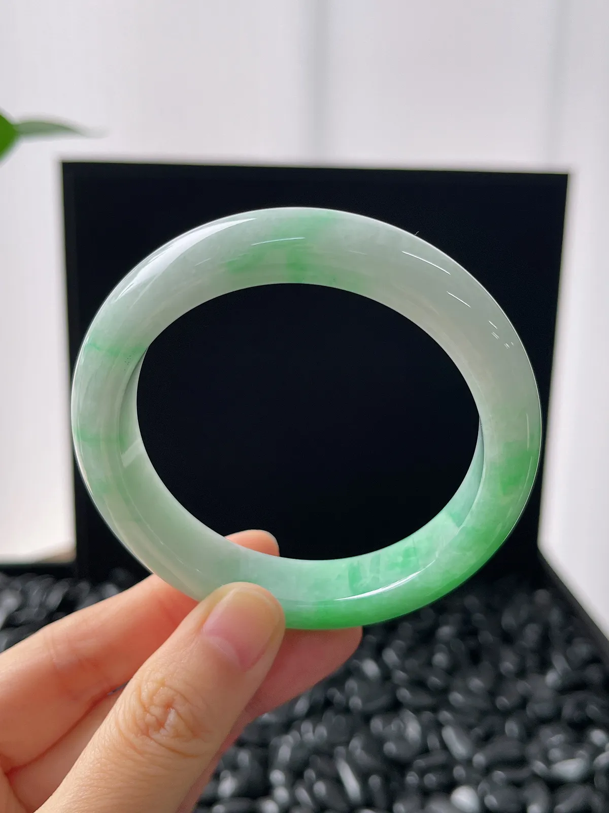 正圈55.8圈口，翡翠糯化种飘绿手镯