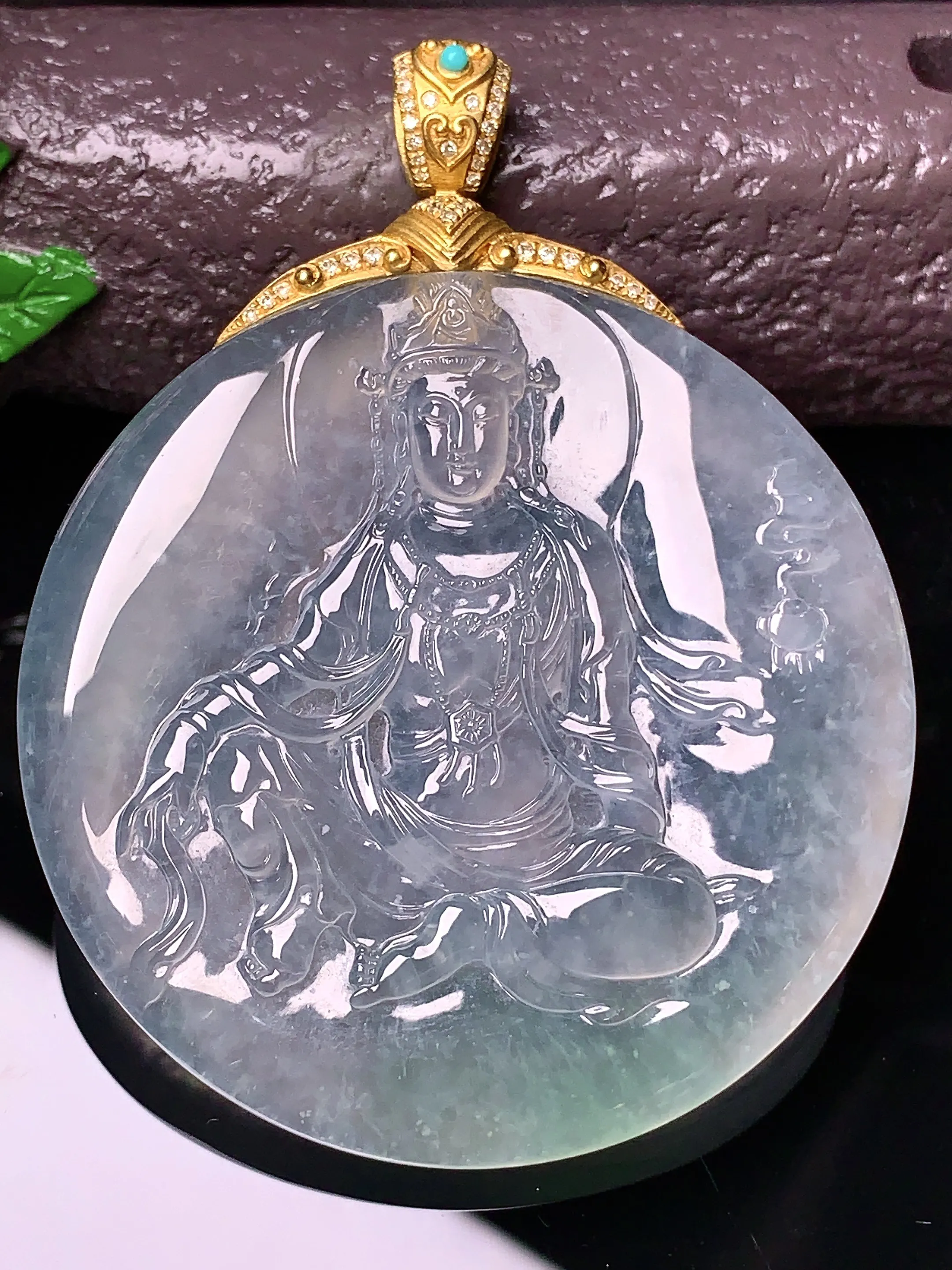 18k金钻镶嵌冰种观音菩萨吊坠 玉质细腻 色泽清新艳丽 整体尺寸64*50*5.8