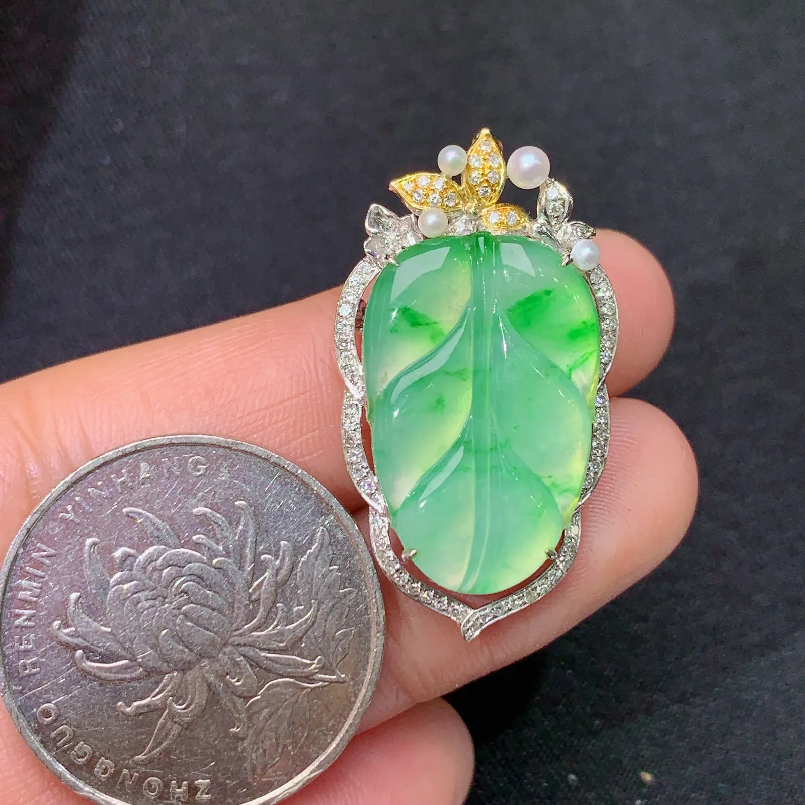 飘绿树叶吊坠 胸针 18k金镶嵌，冰润色阳，玉质细腻，种水足， 尺寸31.8*17.7*7.4