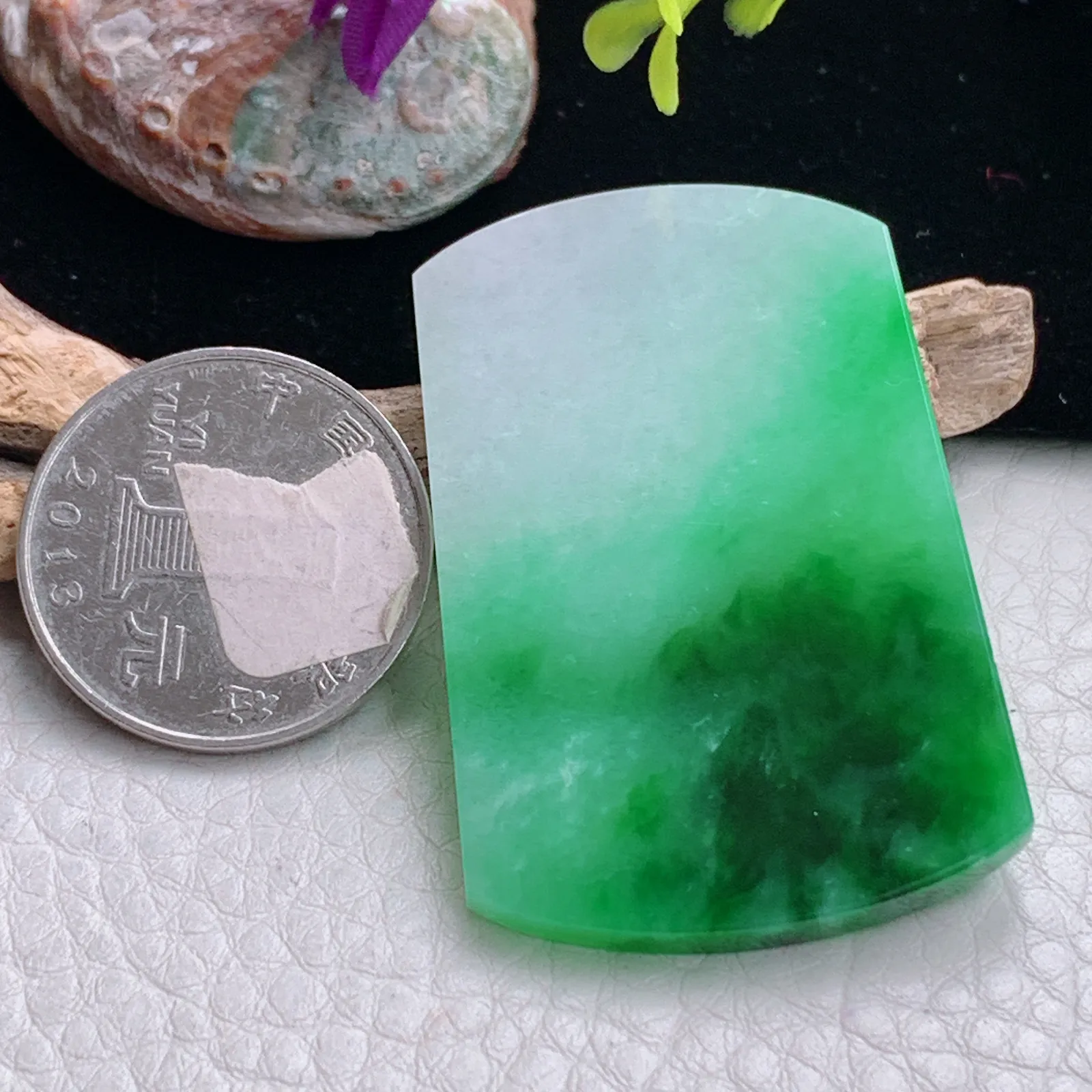 zzx自然光49.2*32.2*4天然缅甸翡翠辣绿平安无事牌玉吊坠 玉挂件