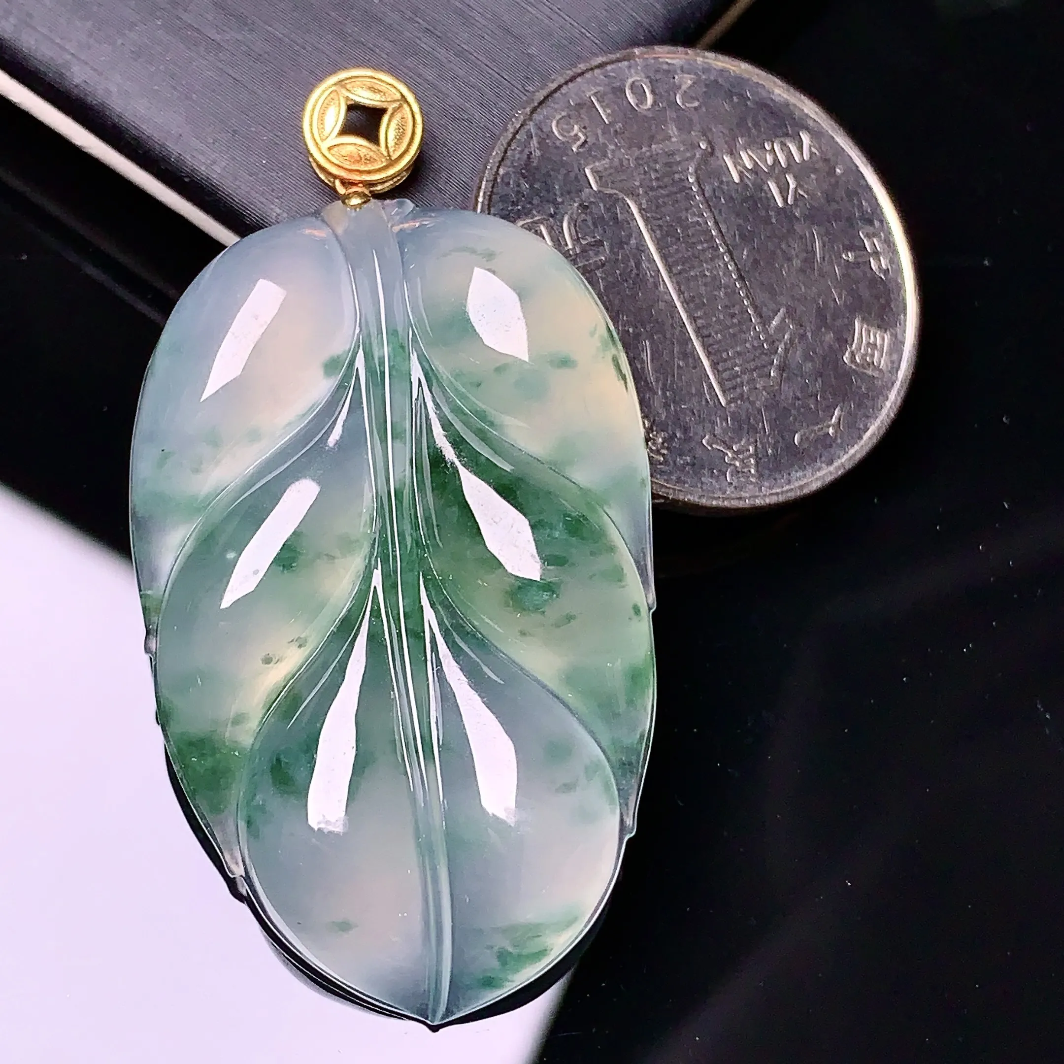 18k金镶嵌飘绿树叶吊坠 玉质细腻 色泽清新艳丽 整体尺寸45.3*24.6*5.8