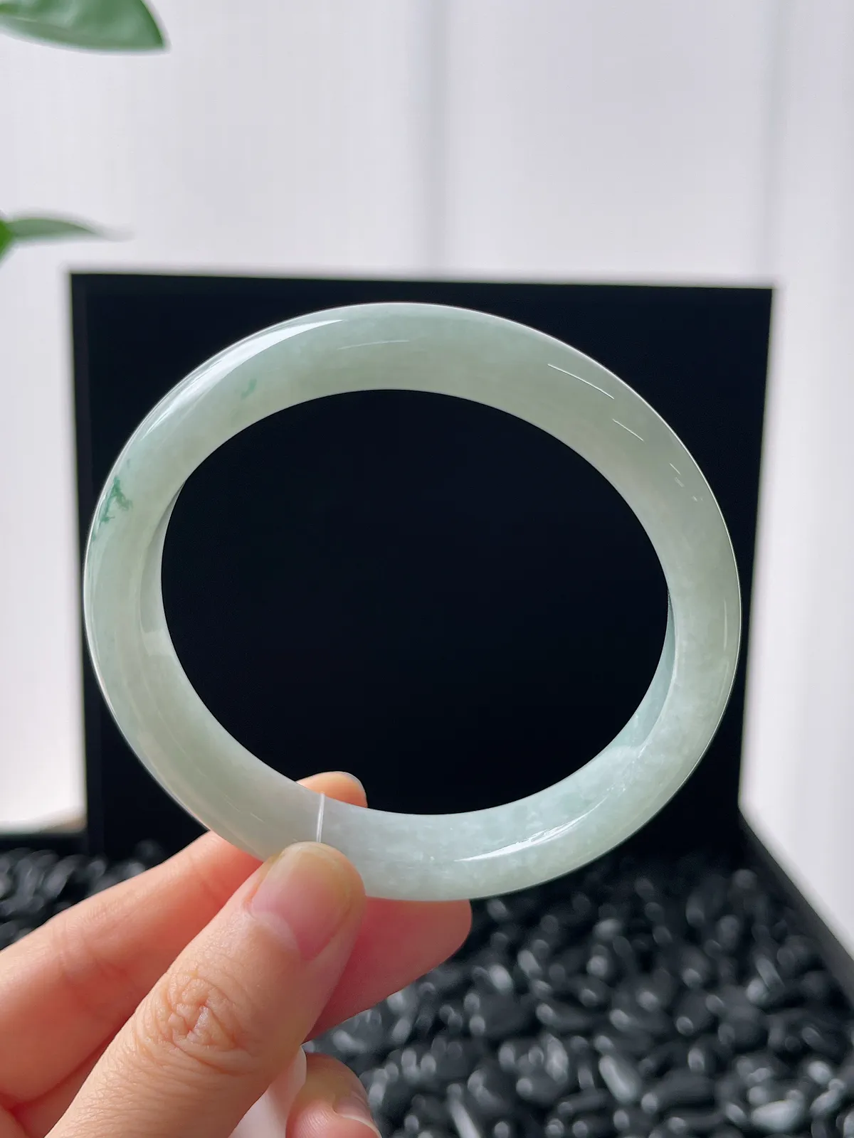 正圈60圈口，翡翠糯化种飘绿手镯