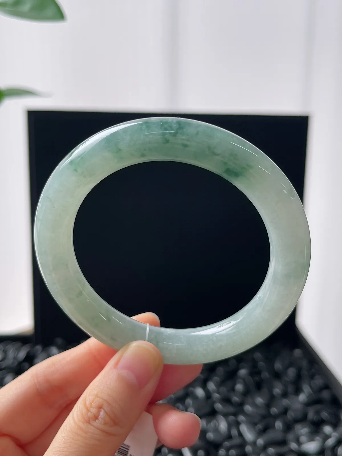 圆镯57圈口，翡翠糯化种飘绿手镯